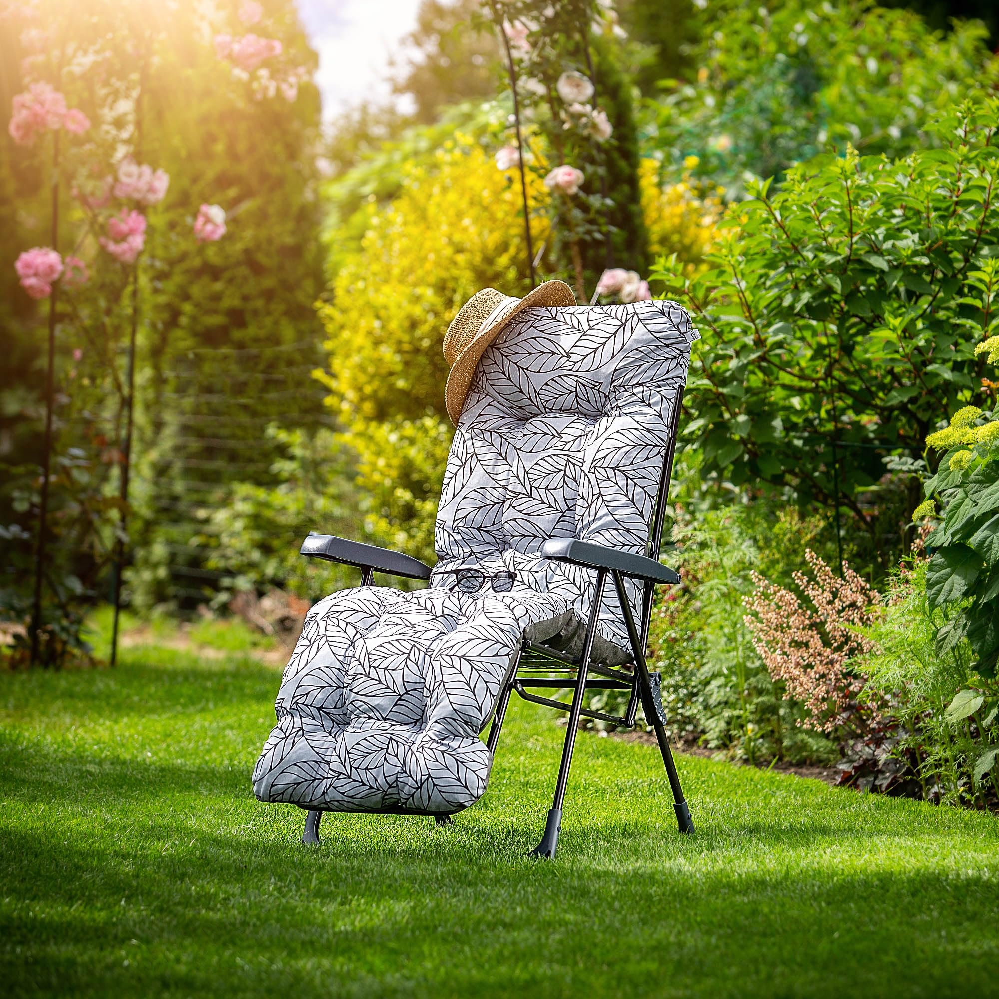 KADAX Sillón de jardín con respaldo ajustable, silla de relax de estructura de acero pulverizado, silla plegable con capacidad de carga de hasta 110 kg, tumbona de jardín con cojín (blanco/gris, L