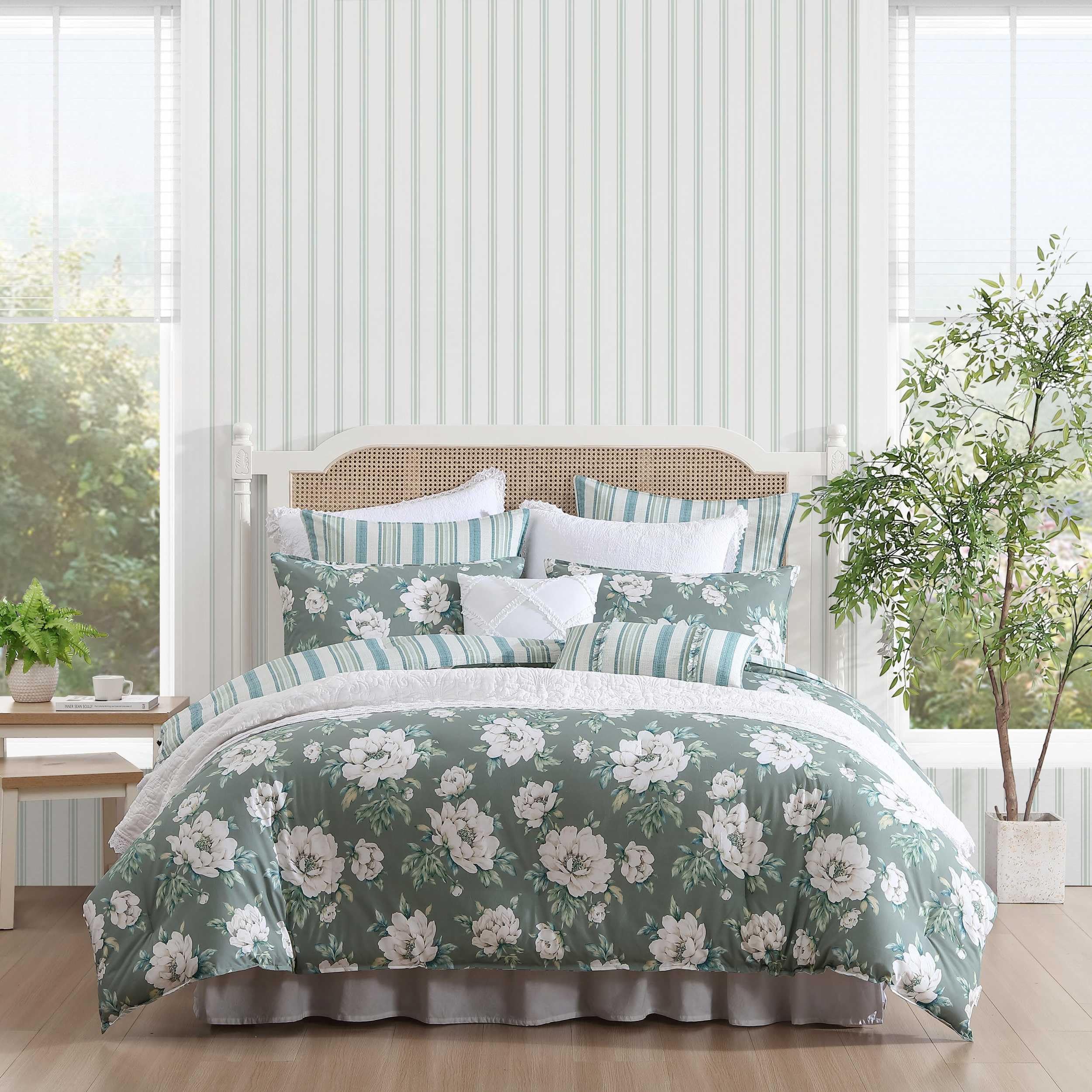 Amazon.com: Laura Ashley - Full/Queen Comforter Set, Premium