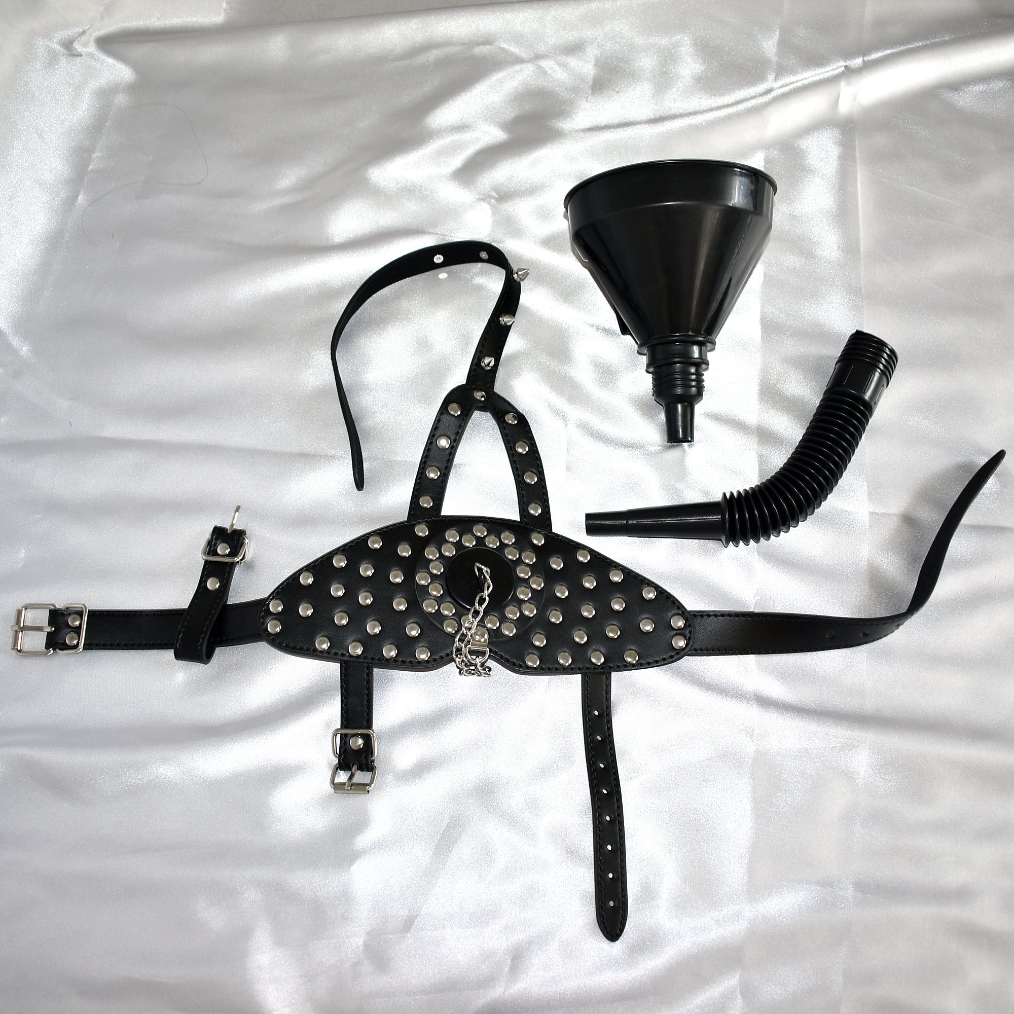 Maschera Fetish Pissgag con Imbuto & Tappo – Imbracatura Bondage per Giochi d'Urina – Bavaglio regolabile in ecopelle per sessioni BDSM