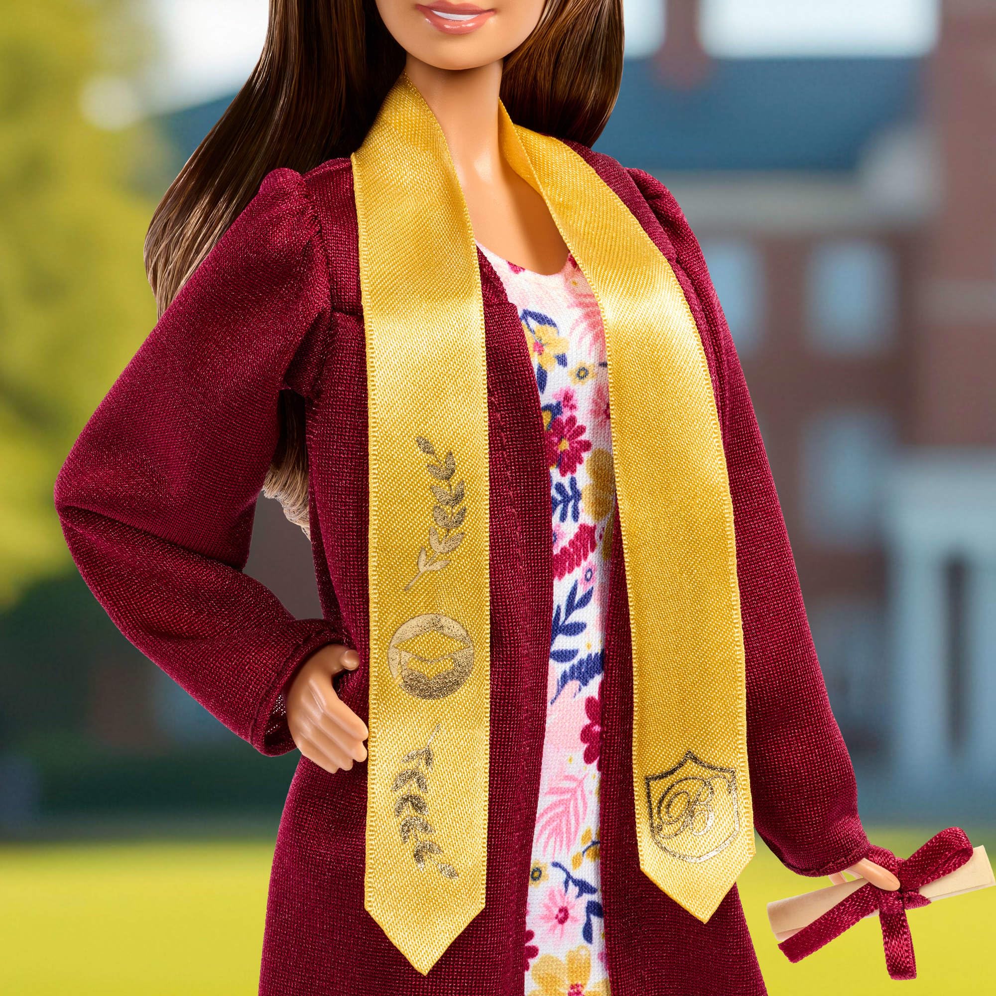 Barbie Signature - Graduation Wishes, bambola da collezione con toga di laurea bordeaux e cappello con nappina dorata, diploma e confezione speciale inclusi, 6+ anni, JJX81