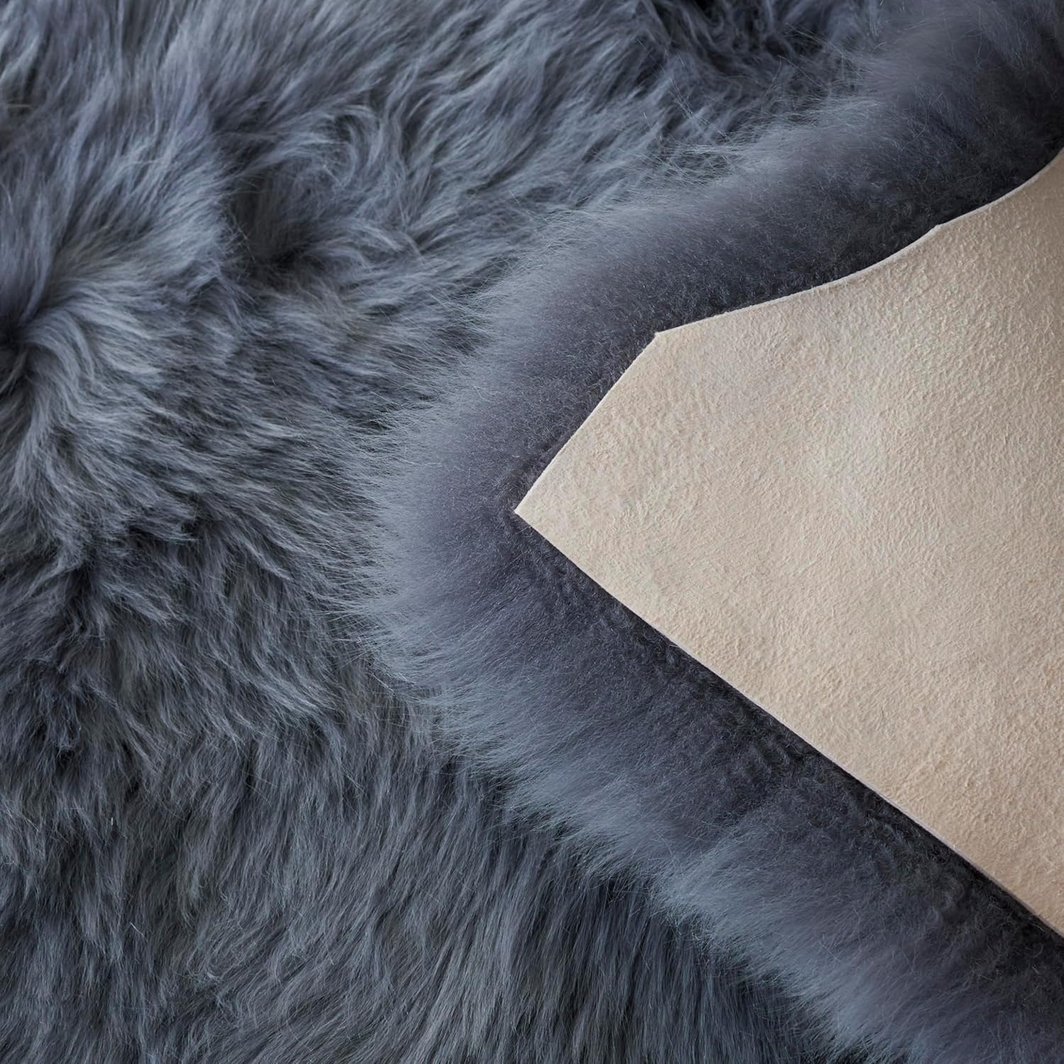 SAFAVIEH Sheep Skin Collection Area Rug - 1'4" x 2'4", Grey, Handmade Rustic Glam Genuine Pelt, 3.4-inch Thick Ideal for High Traffic Areas in Living Room, Bedroom (SHS121F)