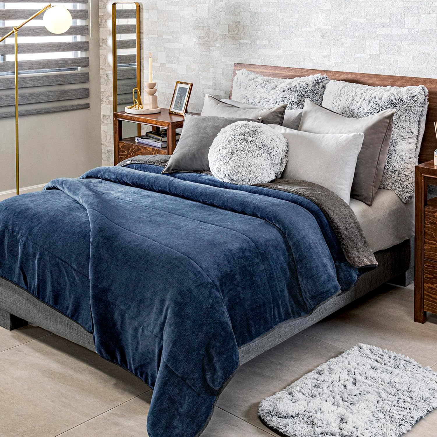 Vianney Winter Alaska Queen Size Blanket - Reversible Faux Fur and Sheepskin Texture - Ultra Soft Cozy Throw for Couch or Bed - Lightweight and Stylish for Year-Round Comfort