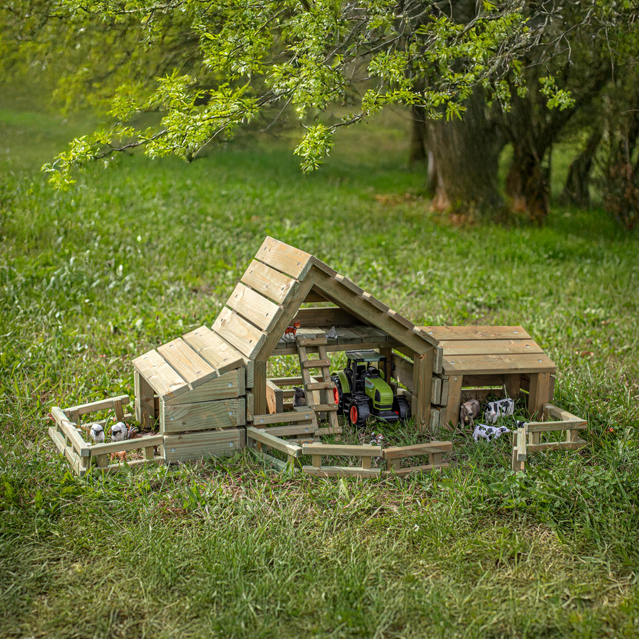 Erzi 41028 Fattoria in Legno per Bambini con Recinti e Scala | Gioco Creativo e Montessori | Accessorio per Animali e Personaggi | Fatto in Germania