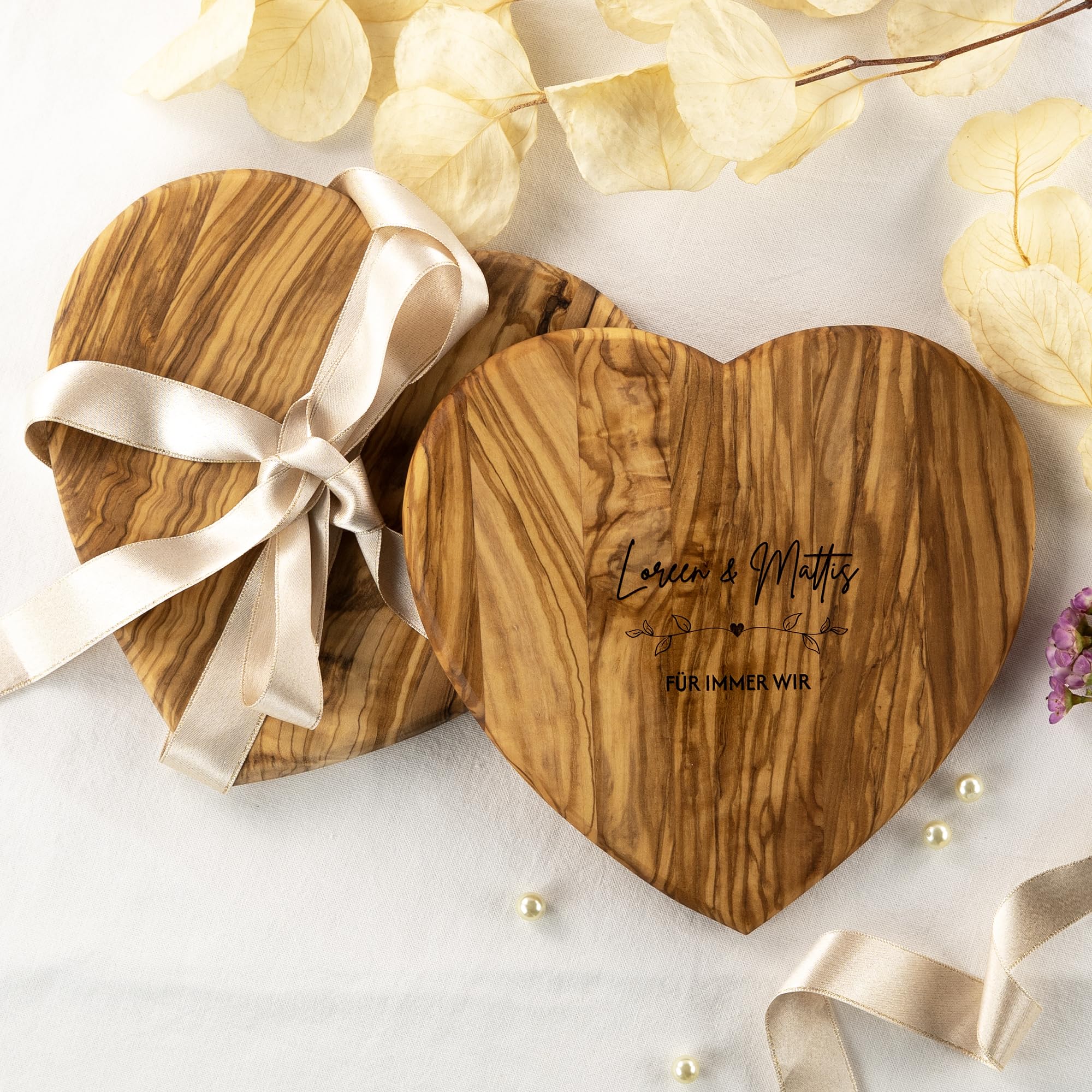 HOFMEISTER® Frühstücksbrett Herz personalisiert mit Gravur aus Olivenholz 21 cm – Wunschnamen, Initialen & Datum – Geschenk zur Hochzeit, Jahrestag oder Valentinstag