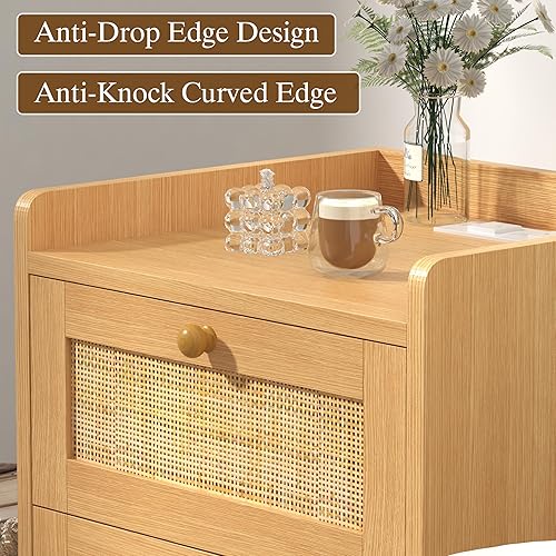 Vista 4 de Juego de 2 mesitas de noche pequeñas con estación de carga, juegos de mesa auxiliar de madera de ratán con 2 cajones de almacenamiento y asas