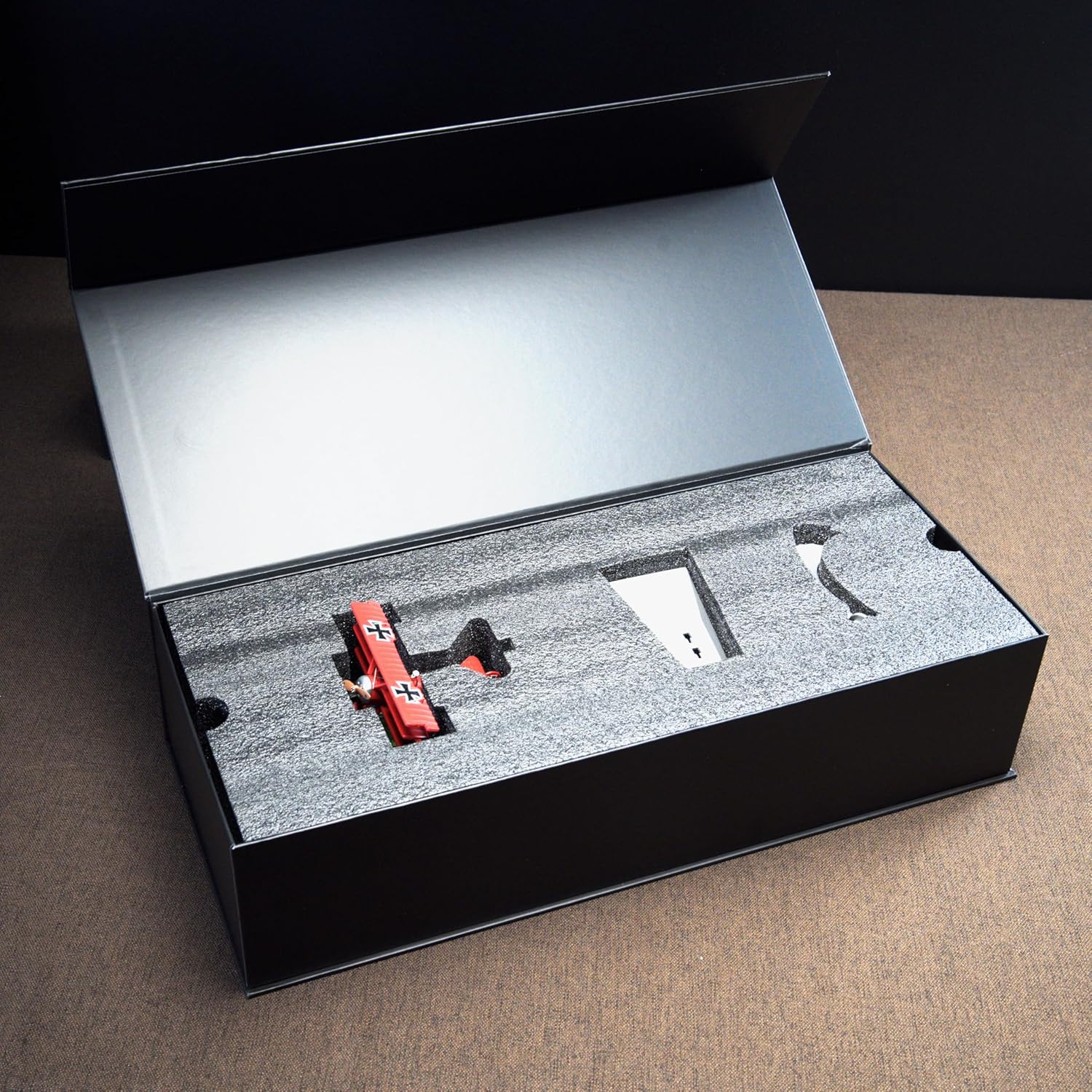 Wingsmith Model Red Baron Fokker Dr.I Triplane Diecast Aircraft Kits for Adults, WWI Military Model with Display Frame & Posters, Unique Gift for Men, Dad, Husband