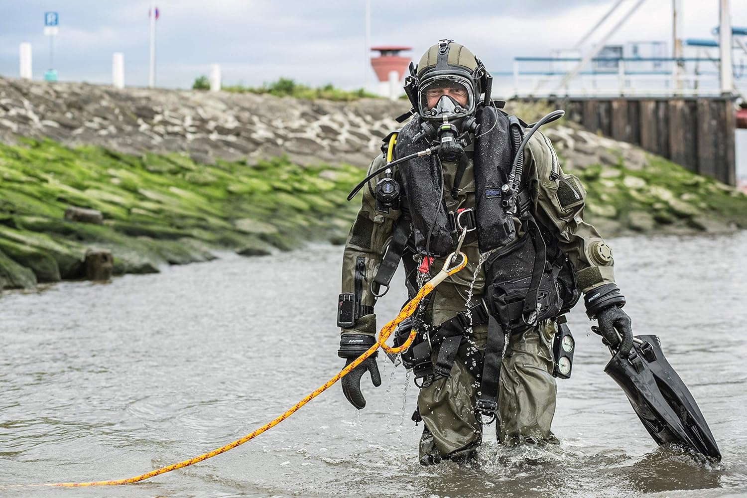 Diver entering water with Dräger Panorama Nova Dive Sport Full-Face Diving Mask