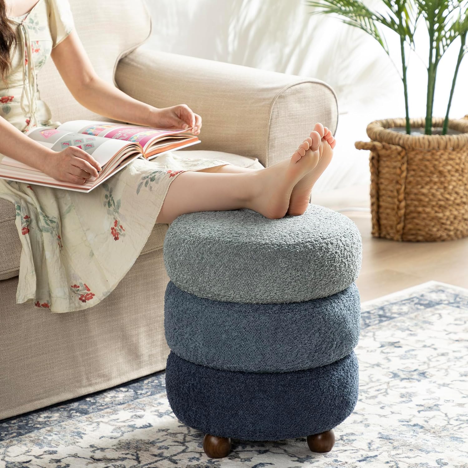 Glitzhome Round Ottoman with Storage, Small Foot Stool, Modern Accent Stool Upholstered Vanity Stool with Rubberwood Ball Feet for Bedroom Living Room Dorm Room, Gradient Blue