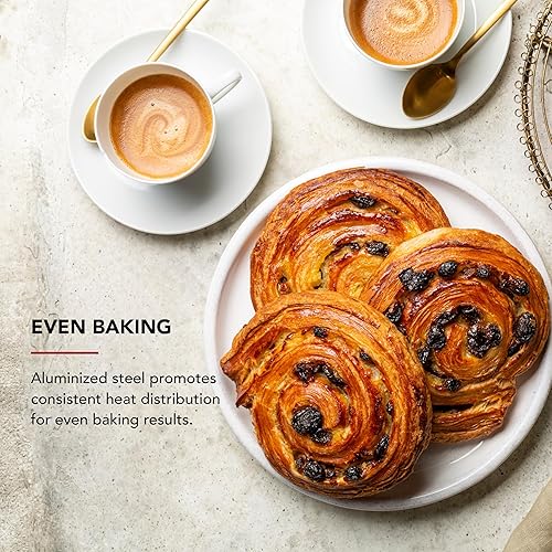 Miniatura 6 de KitchenAid Bandeja antiadherente para hornear de 10 x 15 pulgadas con asas extendidas para un fácil agarre, acero aluminizado para promover la