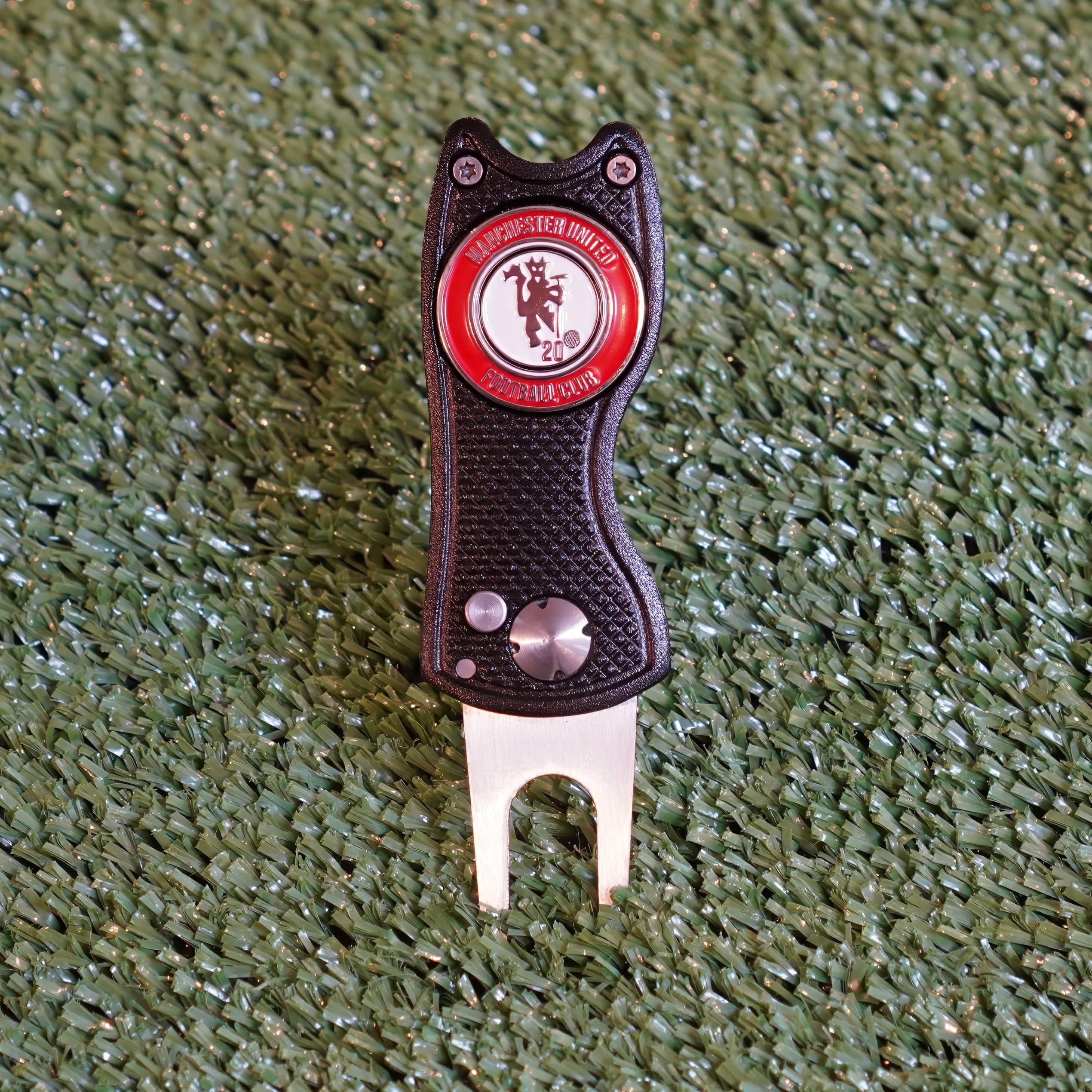 Man Utd Ball Marker with Golf Divot Repair Tool - Gift Combo. Pitch Mark Tool has Pop-up Button & Foldable Tines to Protect Pockets. Lightweight, Portable. (black)