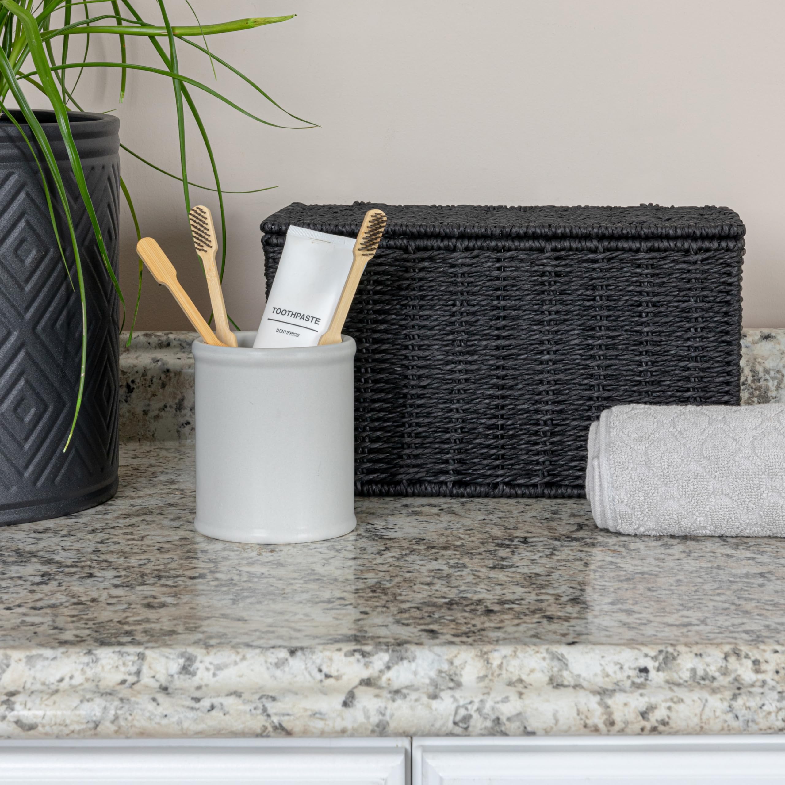 Household Essentials Mały ręcznie tkany kosz wiklinowy z pokrywką, czarny