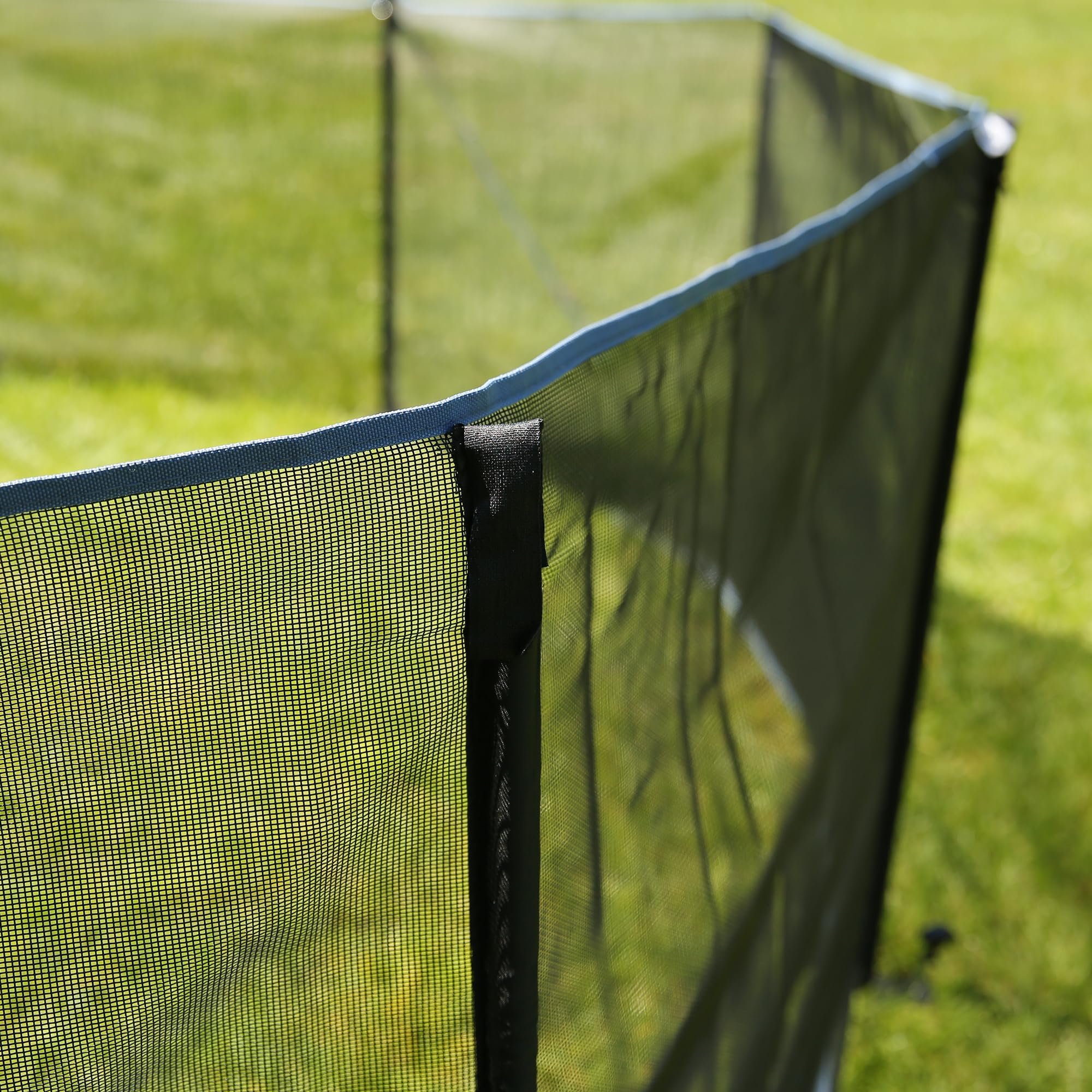 your GEAR Clôture mobile pour chien de 4 m pour camping et jardin - Maille en textilène robuste de 90 cm de haut - Extensible à l'infini et résistant aux intempéries - Kit complet avec poteaux