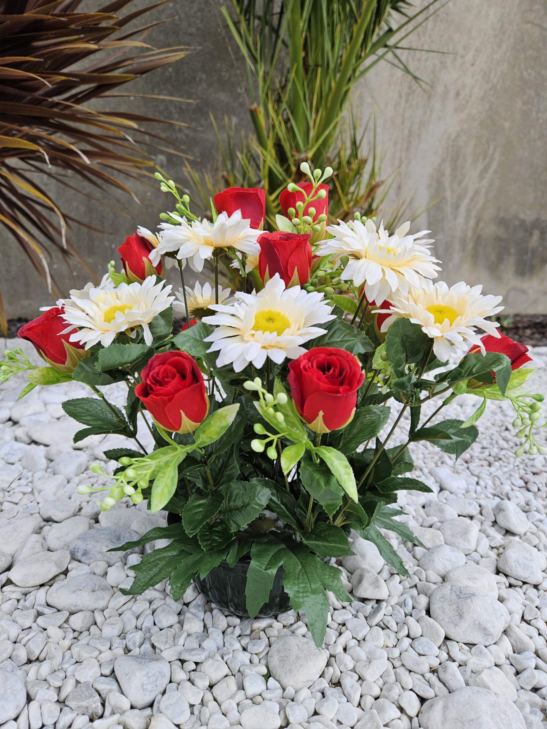 Composition De Fleurs Artificielles Lesté Ciment pour Une Parfaite Tenue à L' Extérieur. Réalisé par Nos Soins, Les Fleurs sont Aussi de Très Bonne Tenue et Qualité.