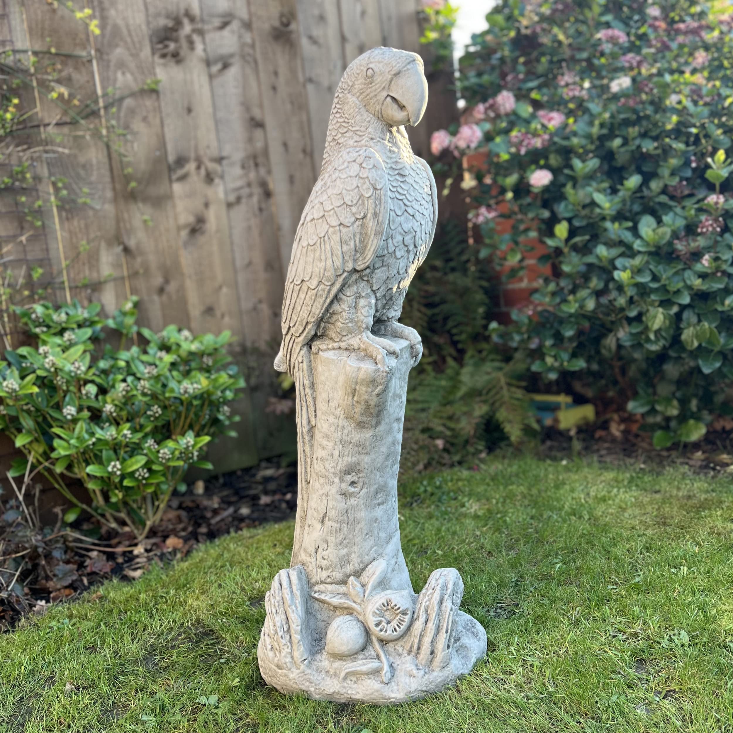ONEFOLD - LARGE PARROT ON STAND Garden Ornament Hand Cast Stone Macaw Garden Statue Realistic and Detailed 90 CM