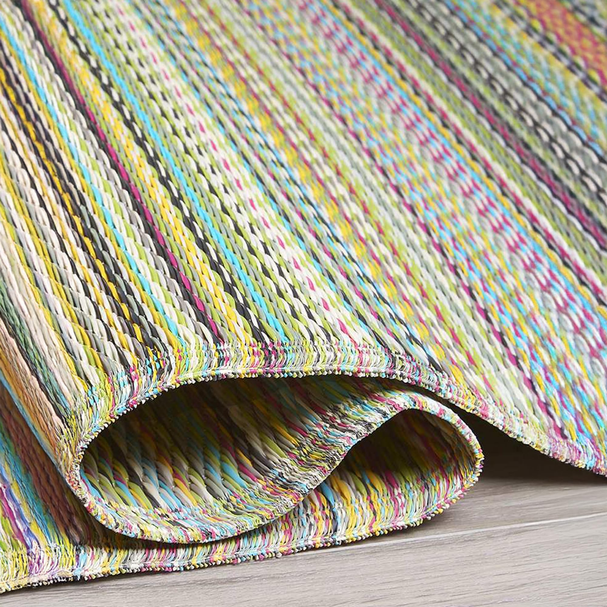 FAB HAB Outdoor-Teppich Cancun – Recycelter Kunststoff – Wetterfest, Wendbar, UV-beständig – Gestreift - Candy - 240x300 cm