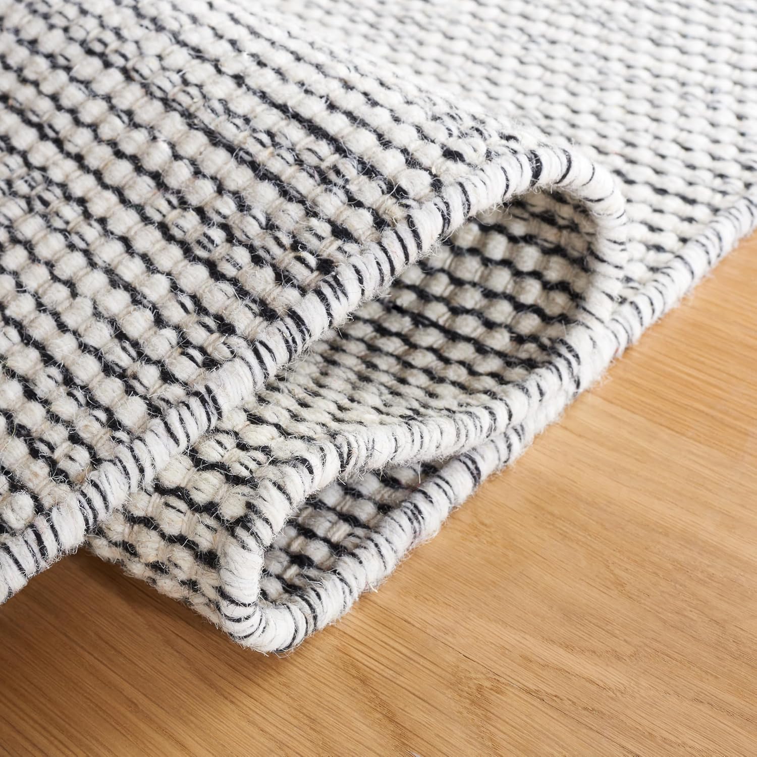 SAFAVIEH Natura Collection Area Rug - 5' x 8', Black & Ivory, Handmade Wool, Ideal for High Traffic Areas in Living Room, Bedroom (NAT776Z)