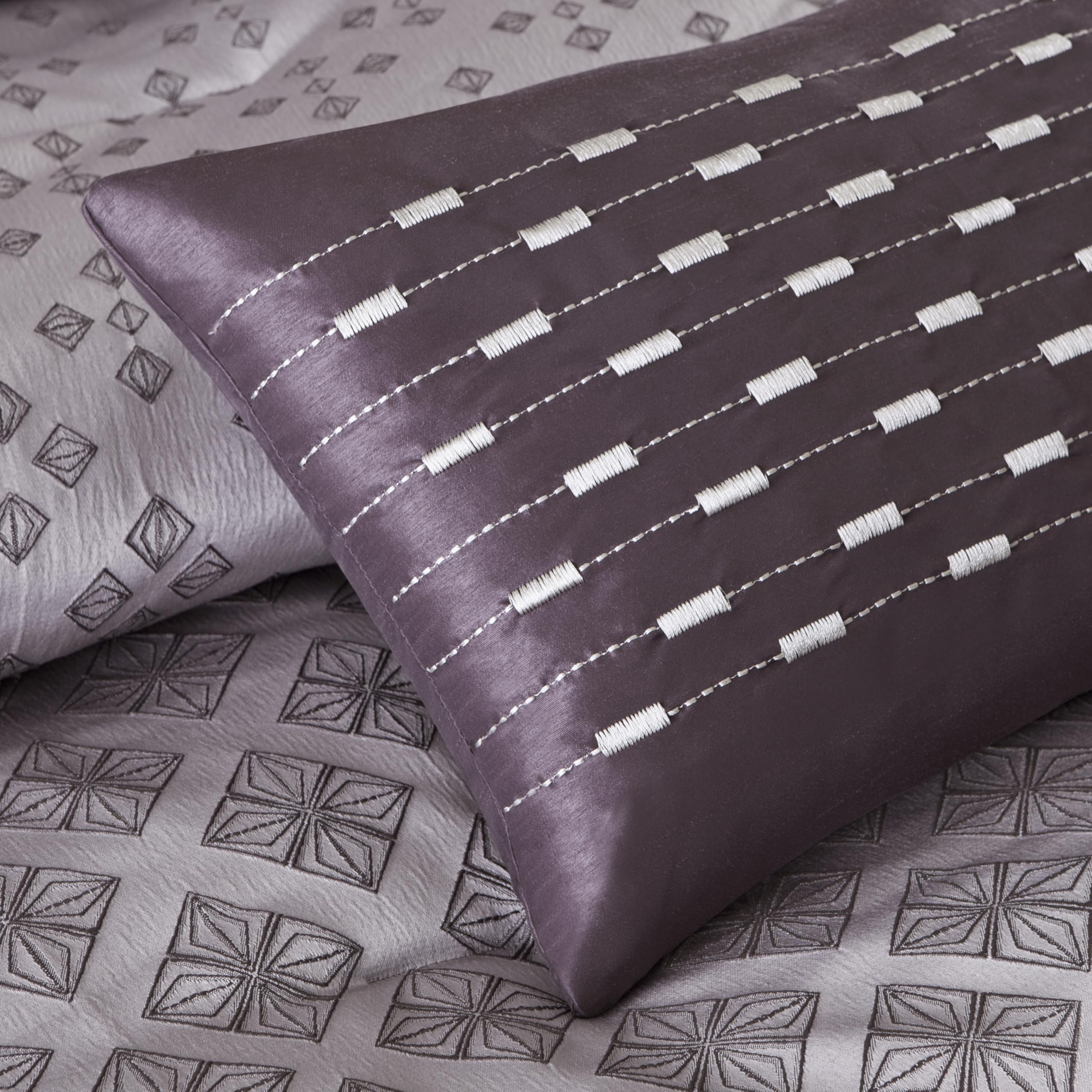Madison Park Biloxi Jacquard-Bettwäsche-Set – modernes geometrisches Design, Ganzjahres-Daunen-Alternative, gemütliche Bettwäsche mit passenden Kissenbezügen, dekoratives Kissen, King-Size-Bett (264,2 x 233,7 cm), Ombré-Violett, 7-teilig