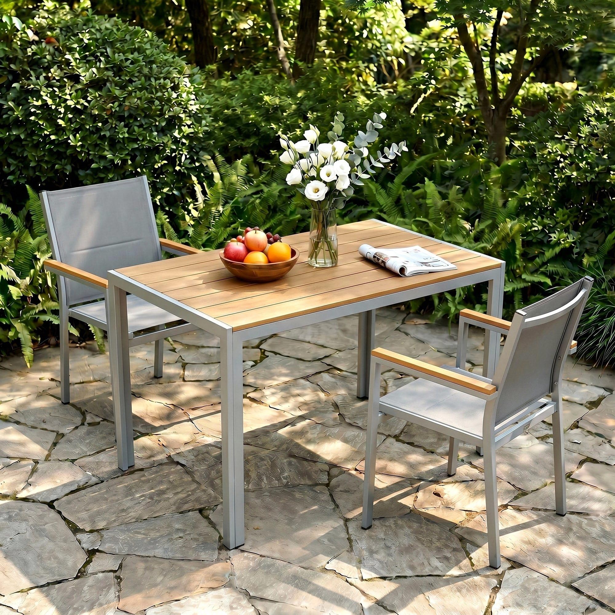 LIFERUN Mesa de Jardín 110x70 cm, Mesa de Terraza de WPC para 4-6 Personas, Mesa de Balcón Resistente a la Intemperie con Estructura de Aluminio, Diseño Aspecto Madera,Marrón Teca+Gris Claro