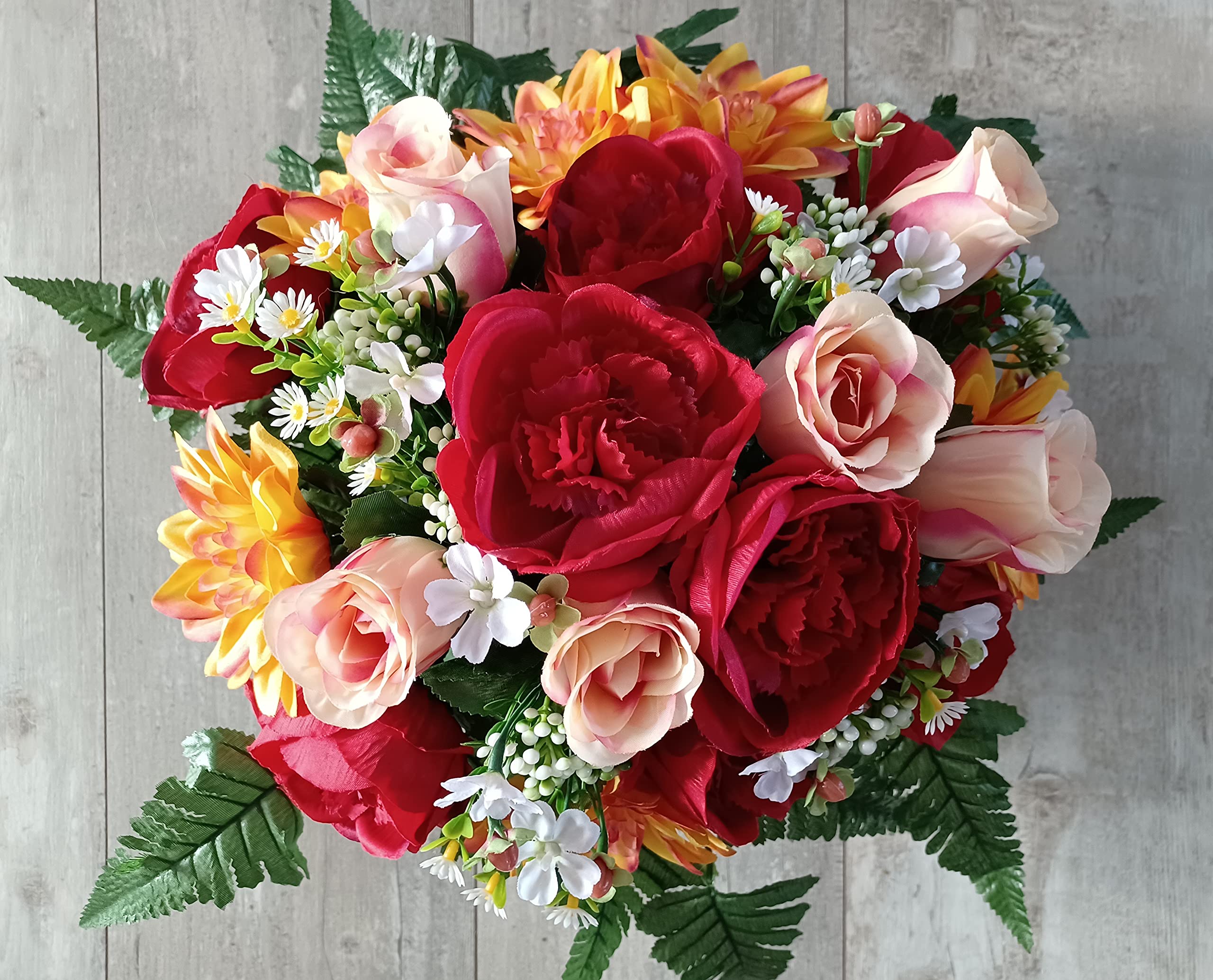 Roselynexpress Composition de Fleurs Artificielles Lesté Ciment pour Une Parfaite Tenue à L' Extérieur. Réalisé par Nos Soins, Les Fleurs sont Aussi de Très Bonne Qualité.