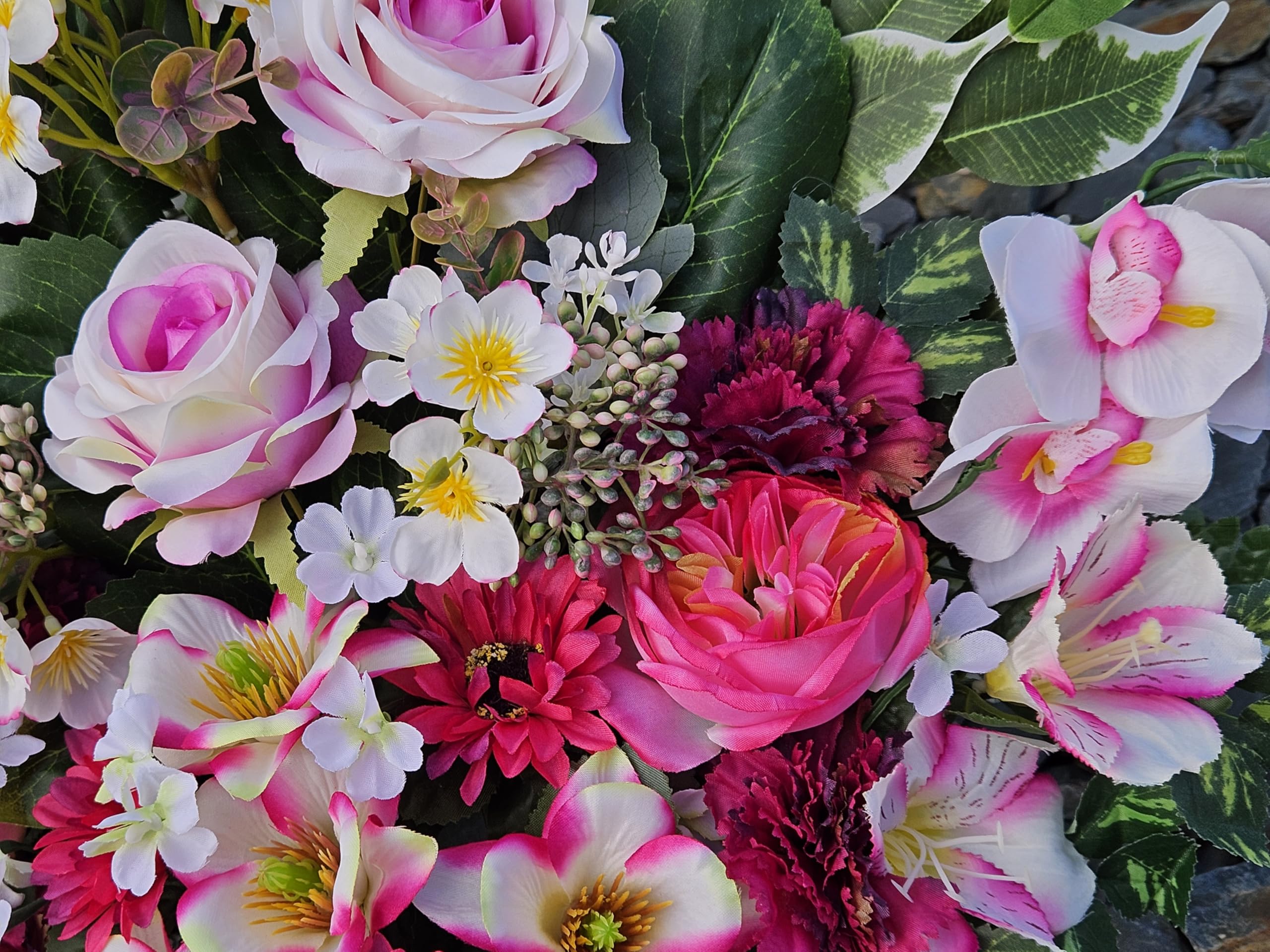 Composition de Fleurs Artificielles, Lesté Ciment Pour Une Très Bonne Tenue à L extérieur. Réalisé par Nos Soins, Fleurs de Qualité