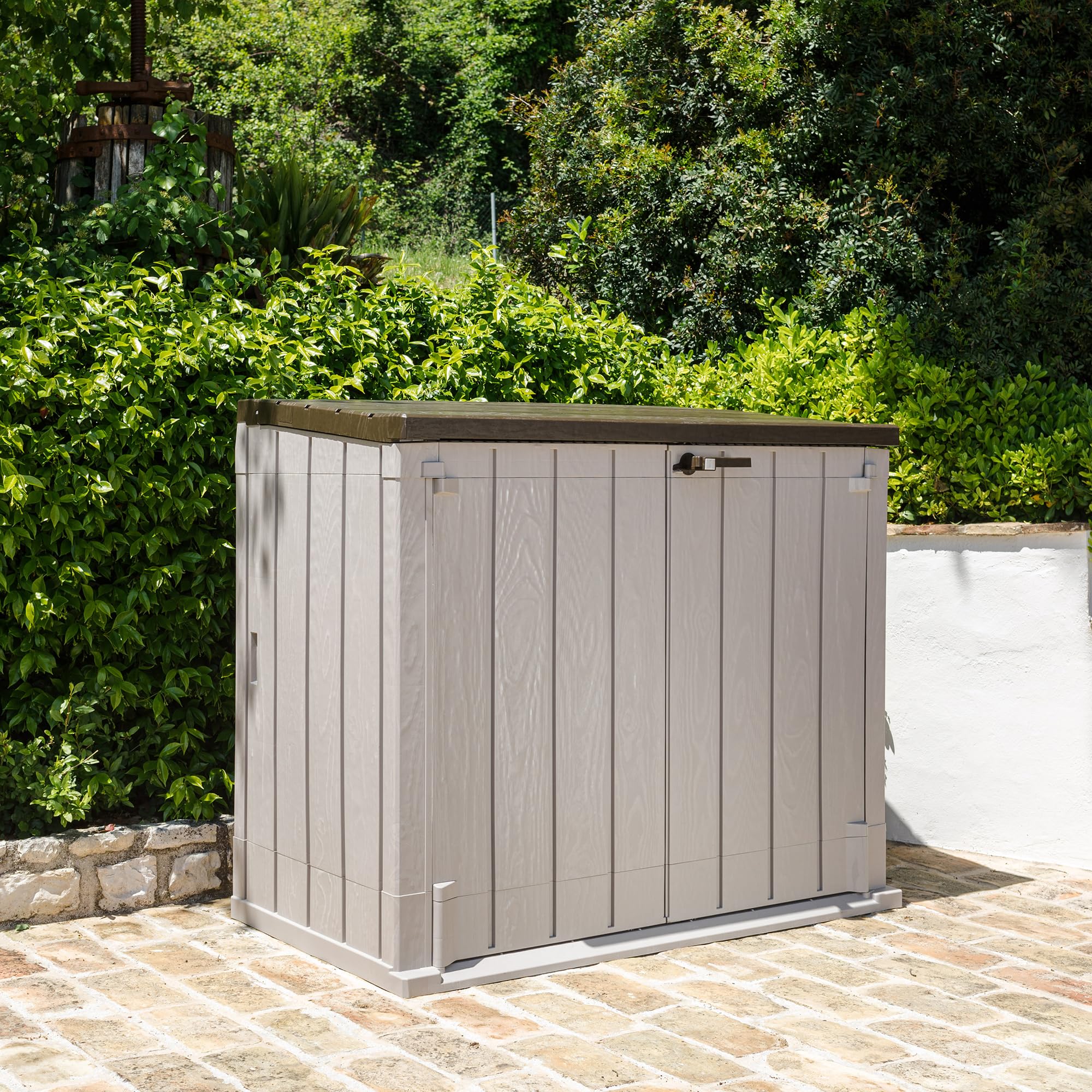 Toomax Storer Plus XL Baule da 1270L portattrezzi giardino, 145x85x124,5h cm effetto legno grigio talpa/marrone, porta bidoni spazzatura con coperchio assistito, resistente ai raggi UV, per esterni
