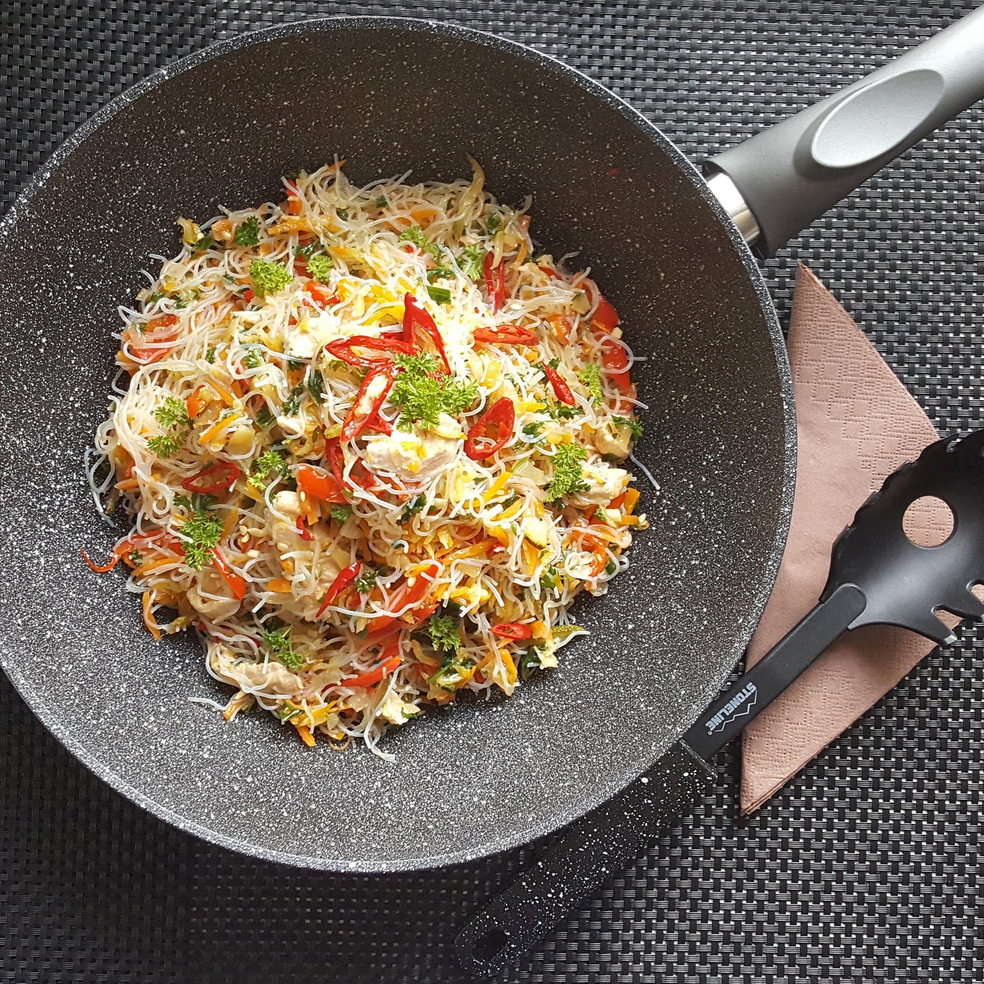 STONELINE Gourmundo Made in Germany Wok 30 cm, auch für öl- und fettfreies Braten, Wok Pfanne beschichtet mit echten Steinpartikeln, Wok Induktion und backofengeeignet
