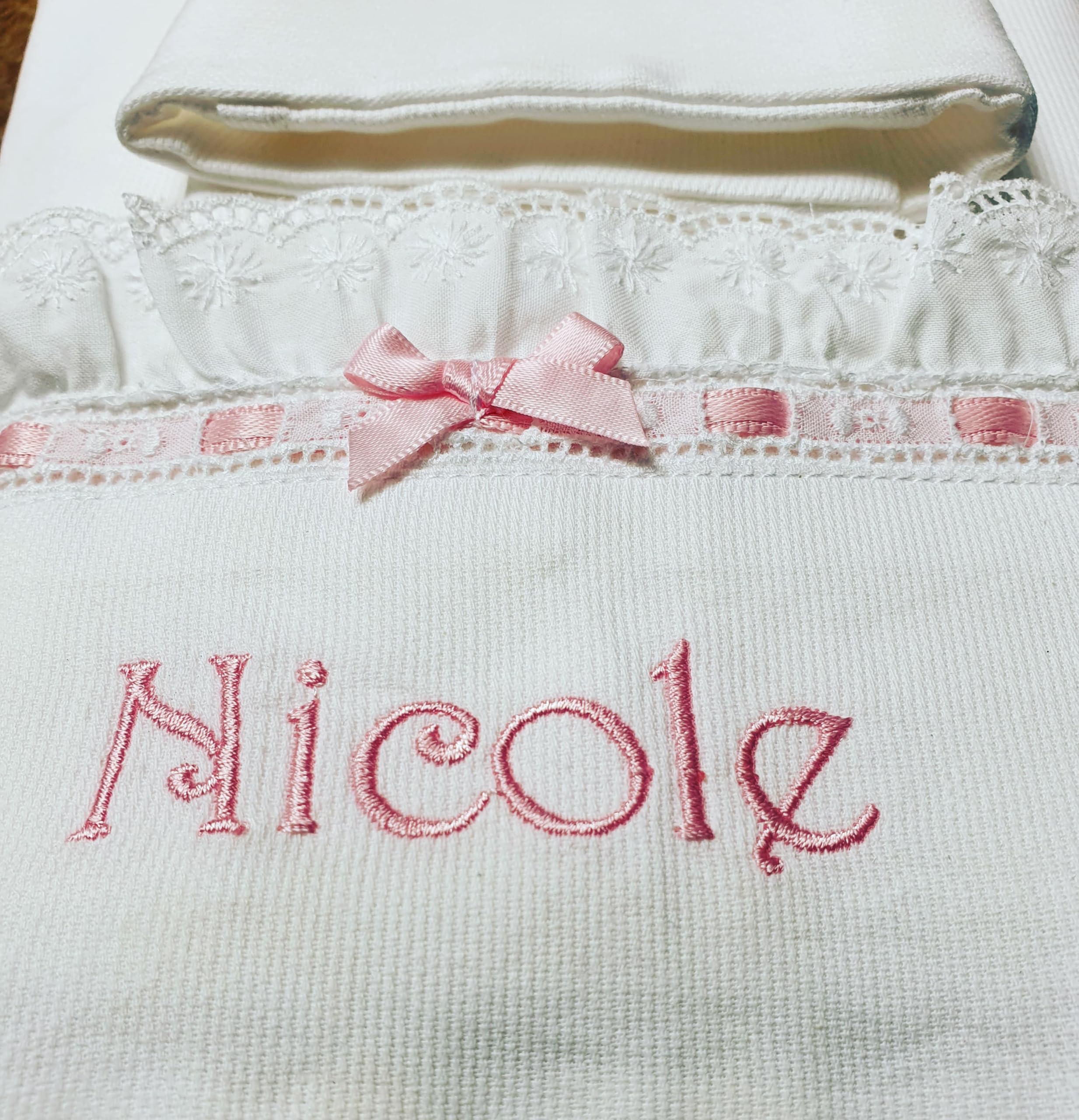 Zigozago - 3-teiliges Baby Bettwäsche Komplett Set "Elegant" mit Sangallo Spitze - 100% Baumwolle, handgefertigt, bestickt und mit Namen personalisierbar