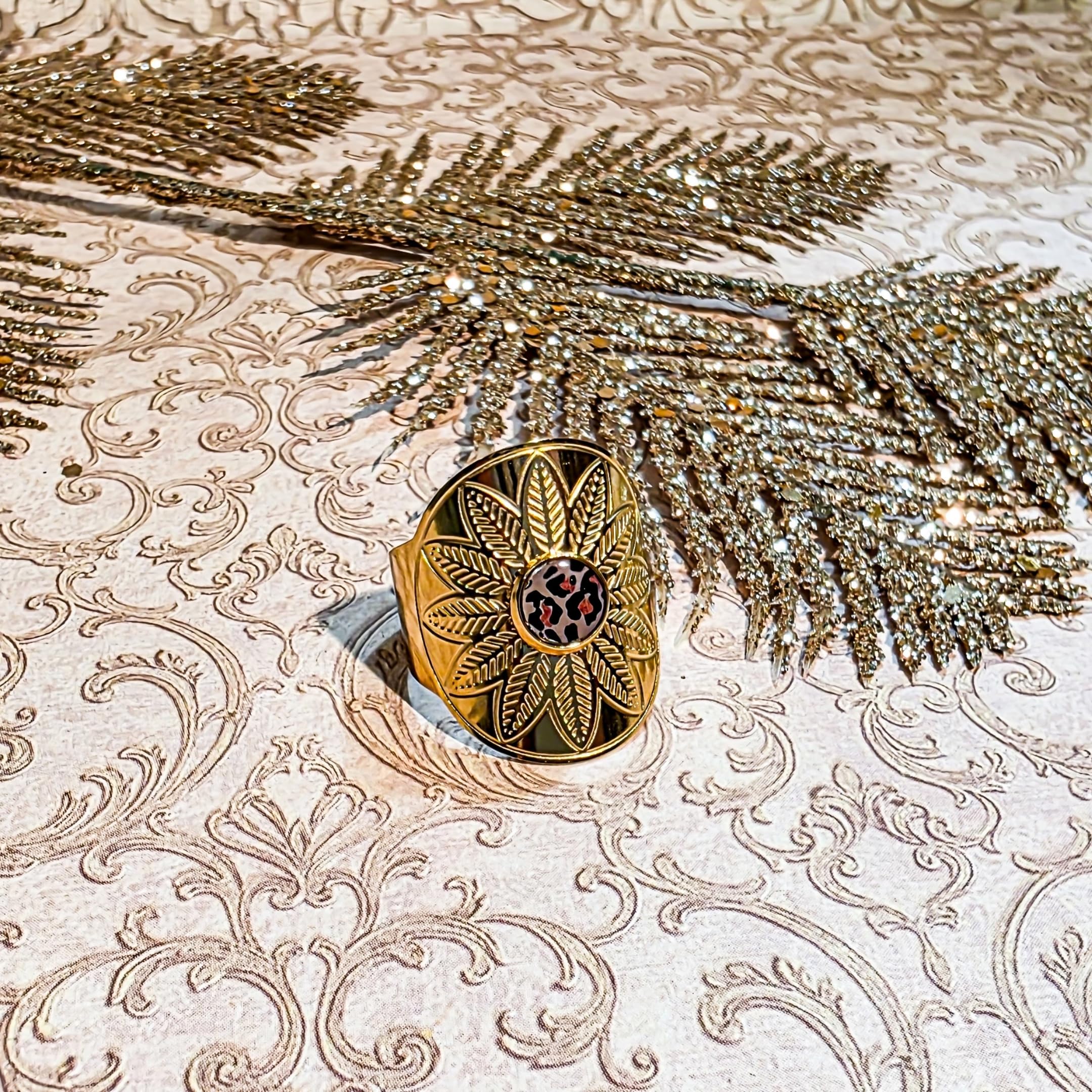 Lydée - Anillo ajustable étnico acero inoxidable dorado hecho a mano con diseño de leopardo