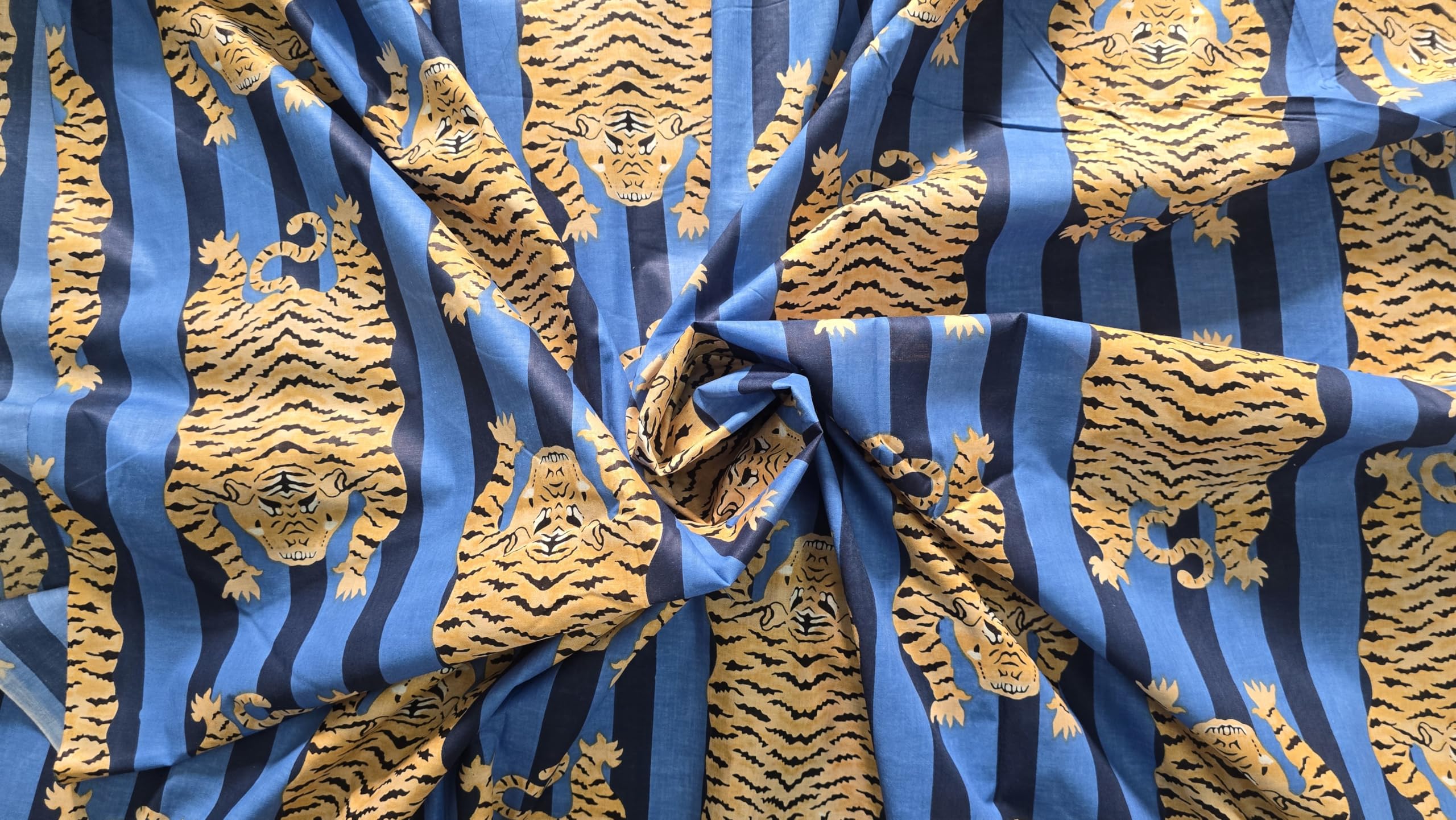Aashita Creations tkanina bawełniana z nadrukiem tygrysa, dekoracyjny materiał ze wzorem zwierzęcym, od The Yard Fabric (niebieski z granatowymi paskami, 10 metrów)