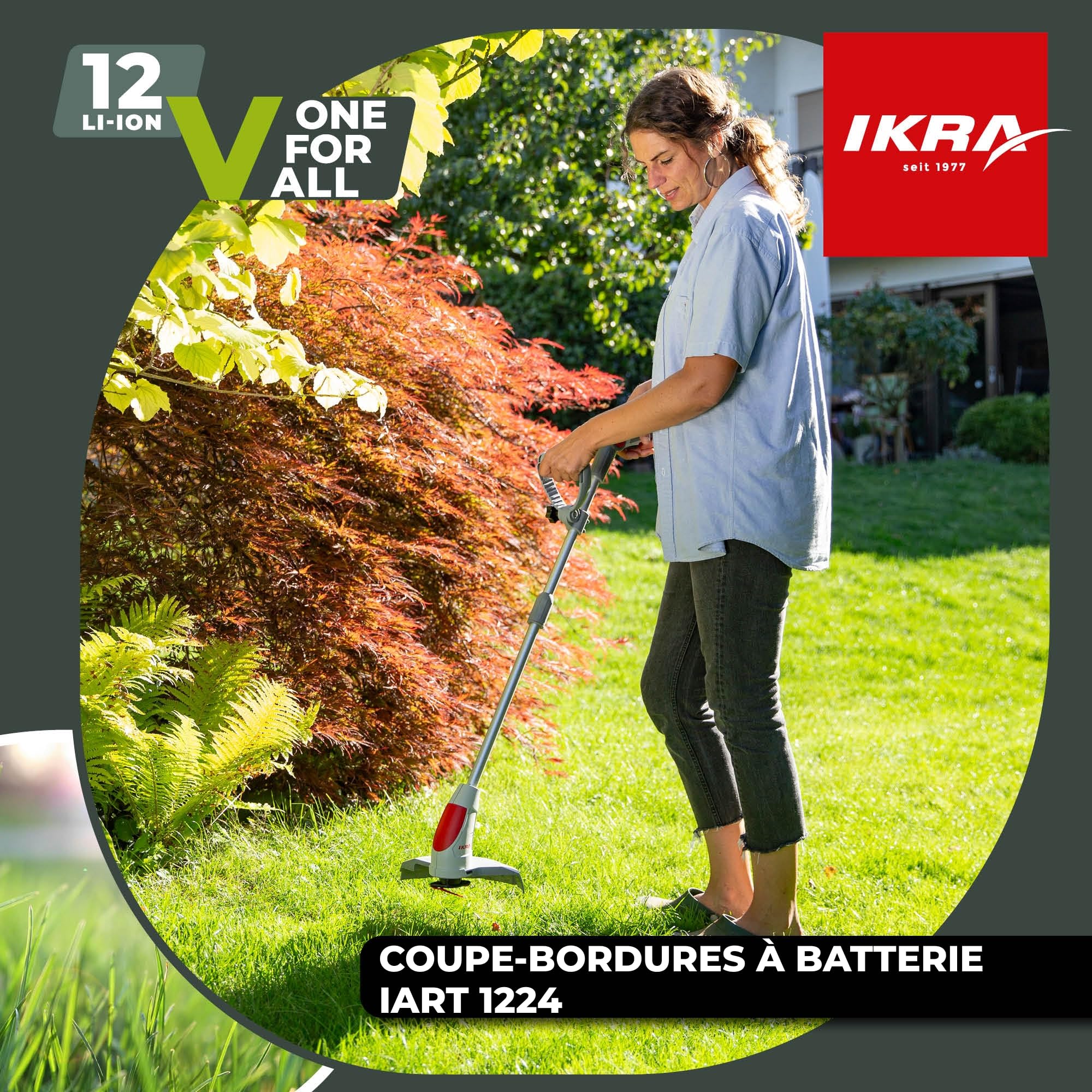 IKRA Coupe-Bordures sans Fil IART 1224 avec Batterie, Chargeur et 20 Lames | Léger (1,5 kg), largeur de coupe de 24 cm, poignée réglable sur 4 positions, compatible avec la gamme de batteries 12V d'IKRA
