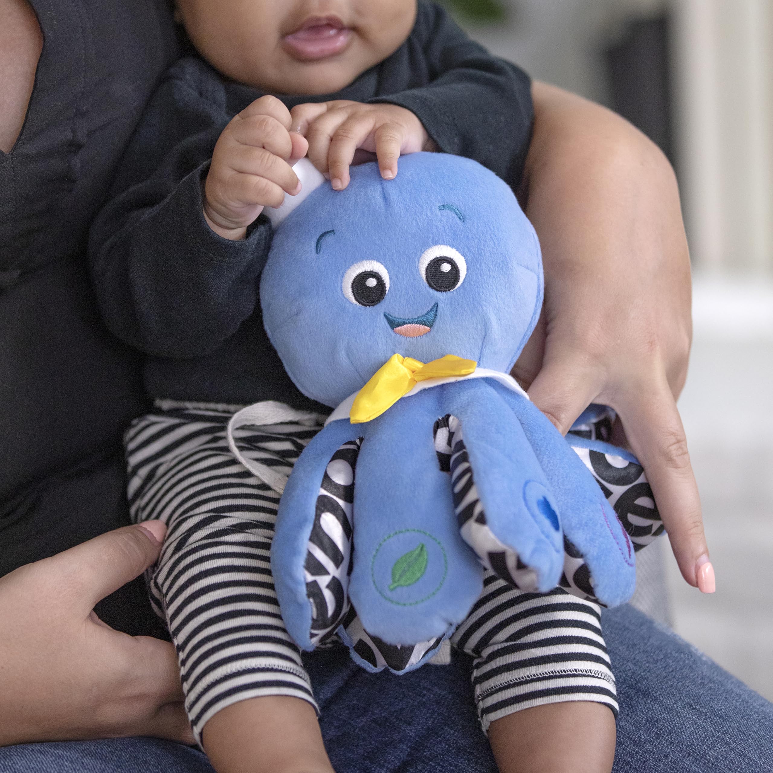 Baby Einstein, Poulpe Toudou, Jouet d'activité Musicaux de Peluche, Découvrir Sons et Couleurs en 3 Langues: Anglais, Espagnol et Français, Contrôle du Volume, à Partir de 3 Mois