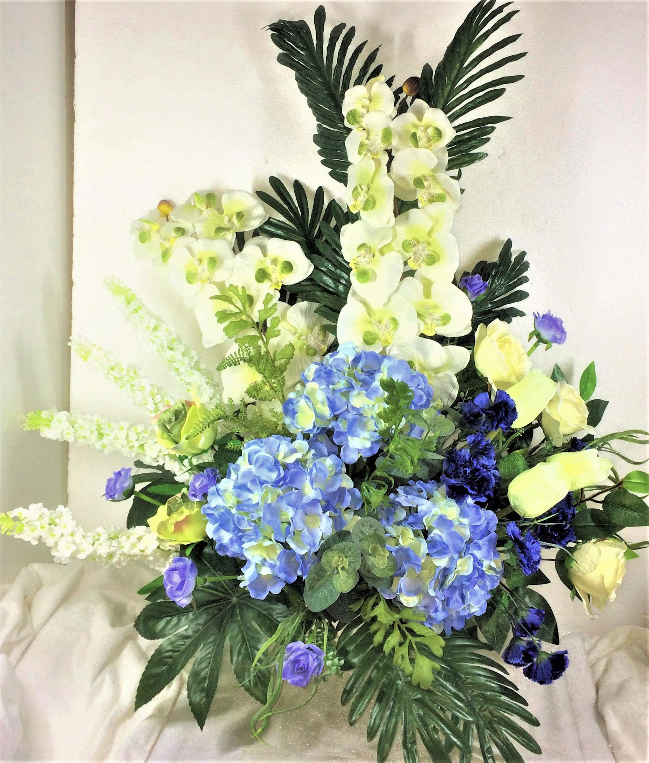 LBA Centro de Orquídeas Blancas y Hortensias Azules, Flores y Plantas Artificiales. 85x90x50 cms. Aprox. por la Calidad de Las Flores y Plantas utilizadas, el Aspecto es Muy Natural.