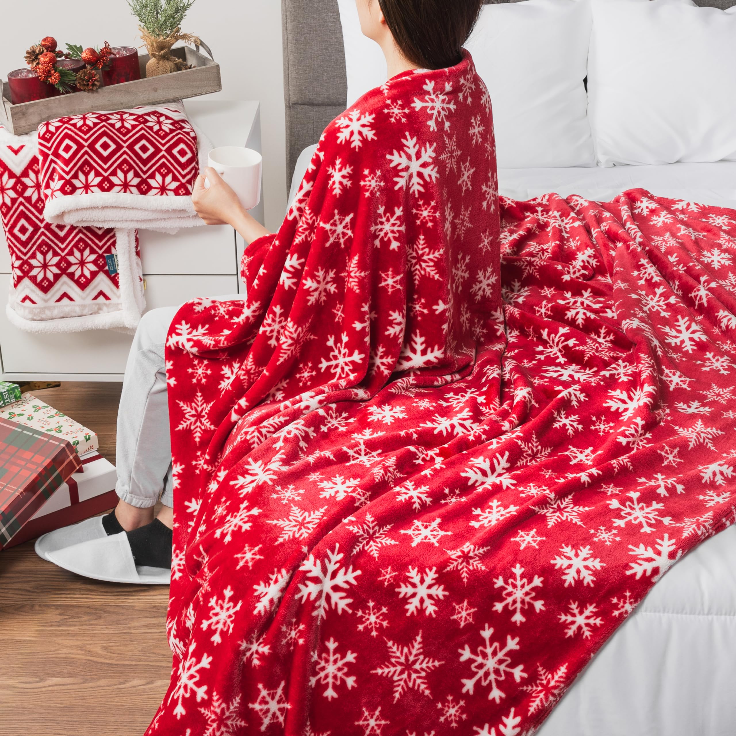 PAVILIA Weihnachts-Überwurfdecke, Decken | rote Schneeflocke Weihnachts-Fleecedecke