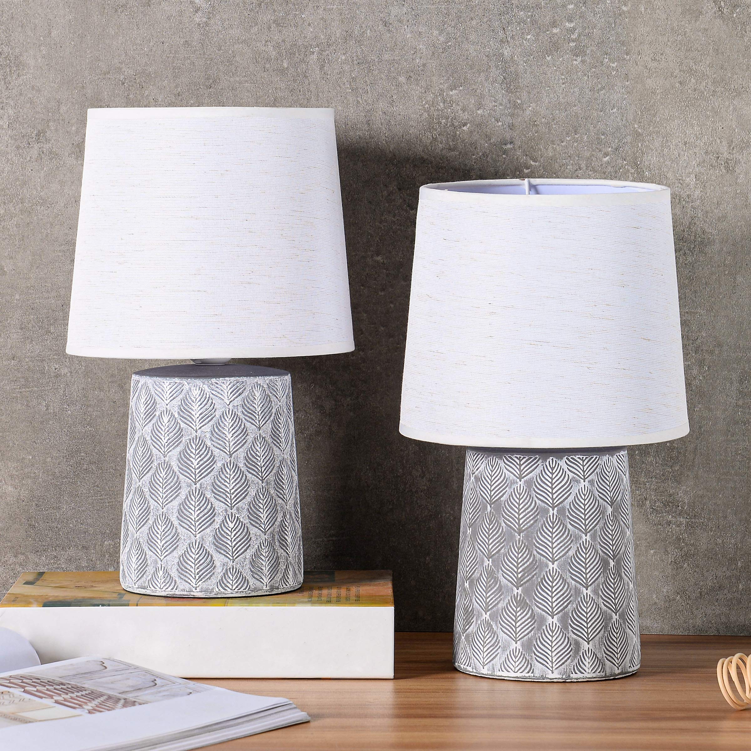 BRUBAKER Set Di 2 Lampade Da Tavolo In Stile Art Déco – 33 Cm, Base In Ceramica Grigia Con Motivo Foglia, Paralume In Lino Bianco, Per Comodino O Salotto - 3