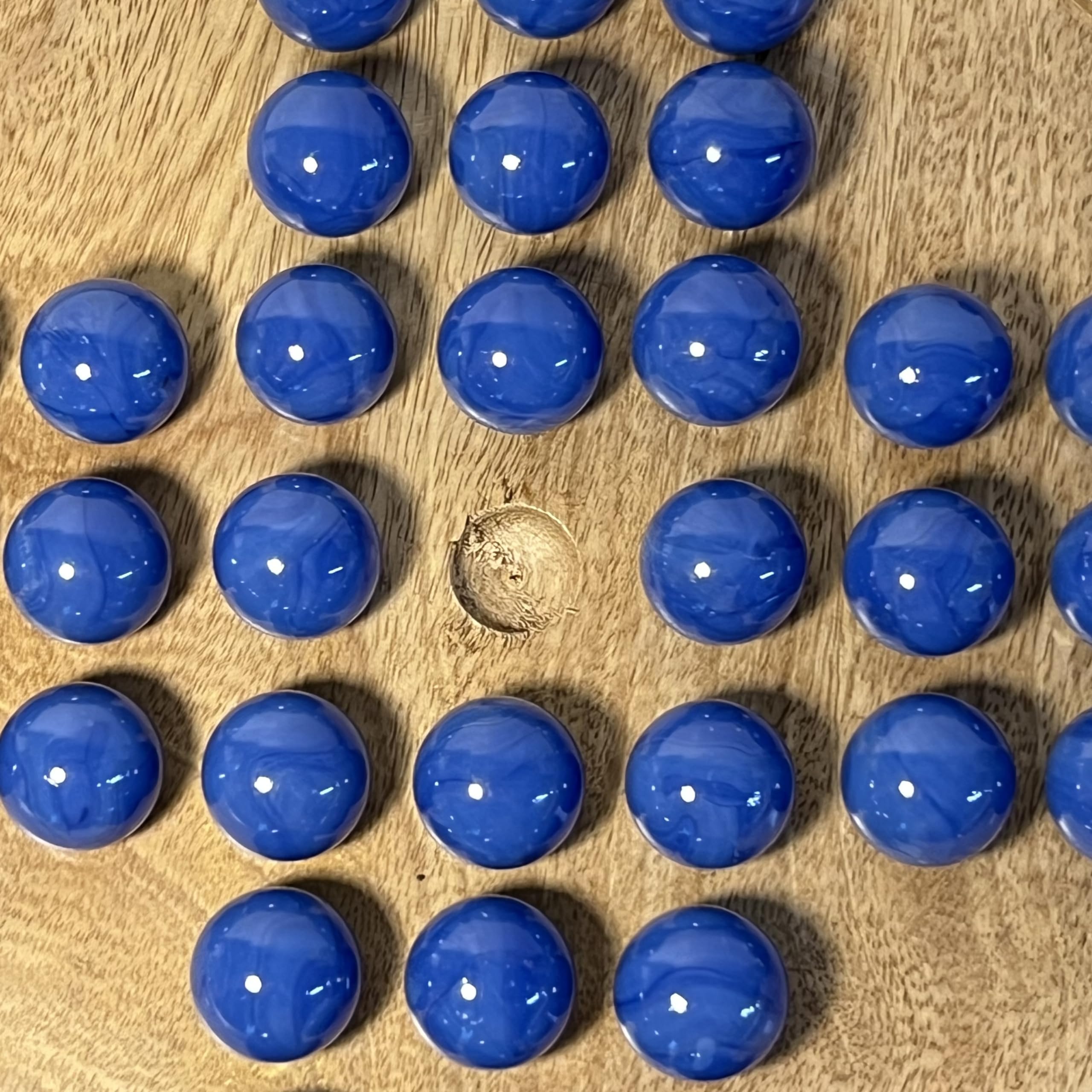 Jeu de société Mango en bois marron clair de 30 cm de diamètre avec billes en verre bleu opale | | jeu classique de solitaire en bois | jeu de société de stratégie | jeu de société familial | jeux