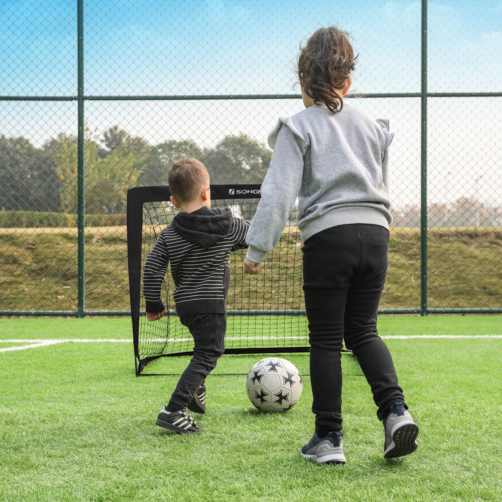 SONGMICS Set di 2 Porte da Calcio Pieghevoli per Bambini, Montaggio Veloce, in Giardino Parco Spiaggia, in Fibra di Vetro Elastico, Tessuto Oxford e Poliestere