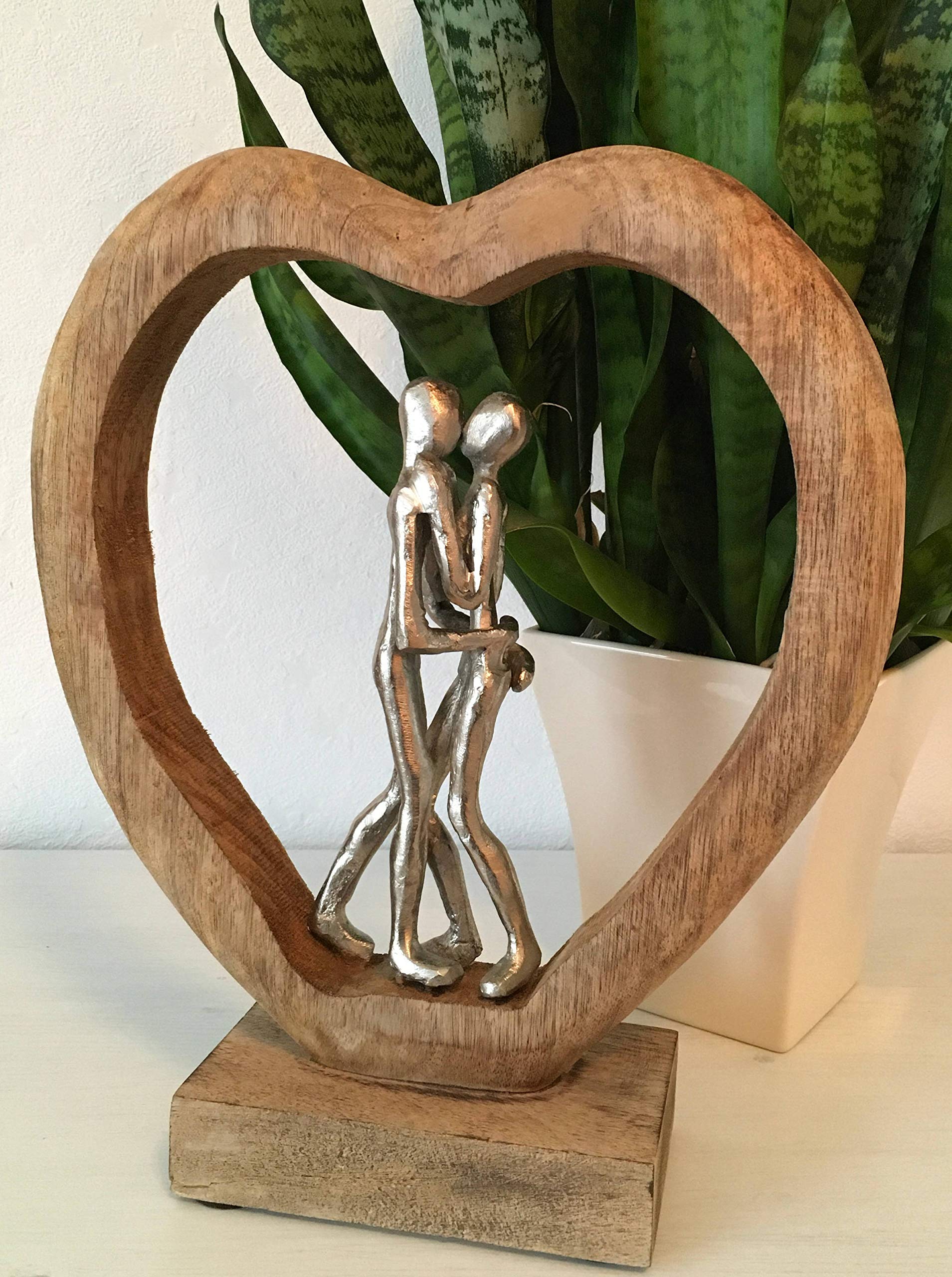 Moritz The Path 35 cm Silber – Mangoholz Liebespaar Skulptur Herz Hochzeit | Aluminium-Paar auf Naturholz-Sockel, Handarbeit und Unikat, Geschenkidee zu Jahrestag oder Valentinstag, für Regal
