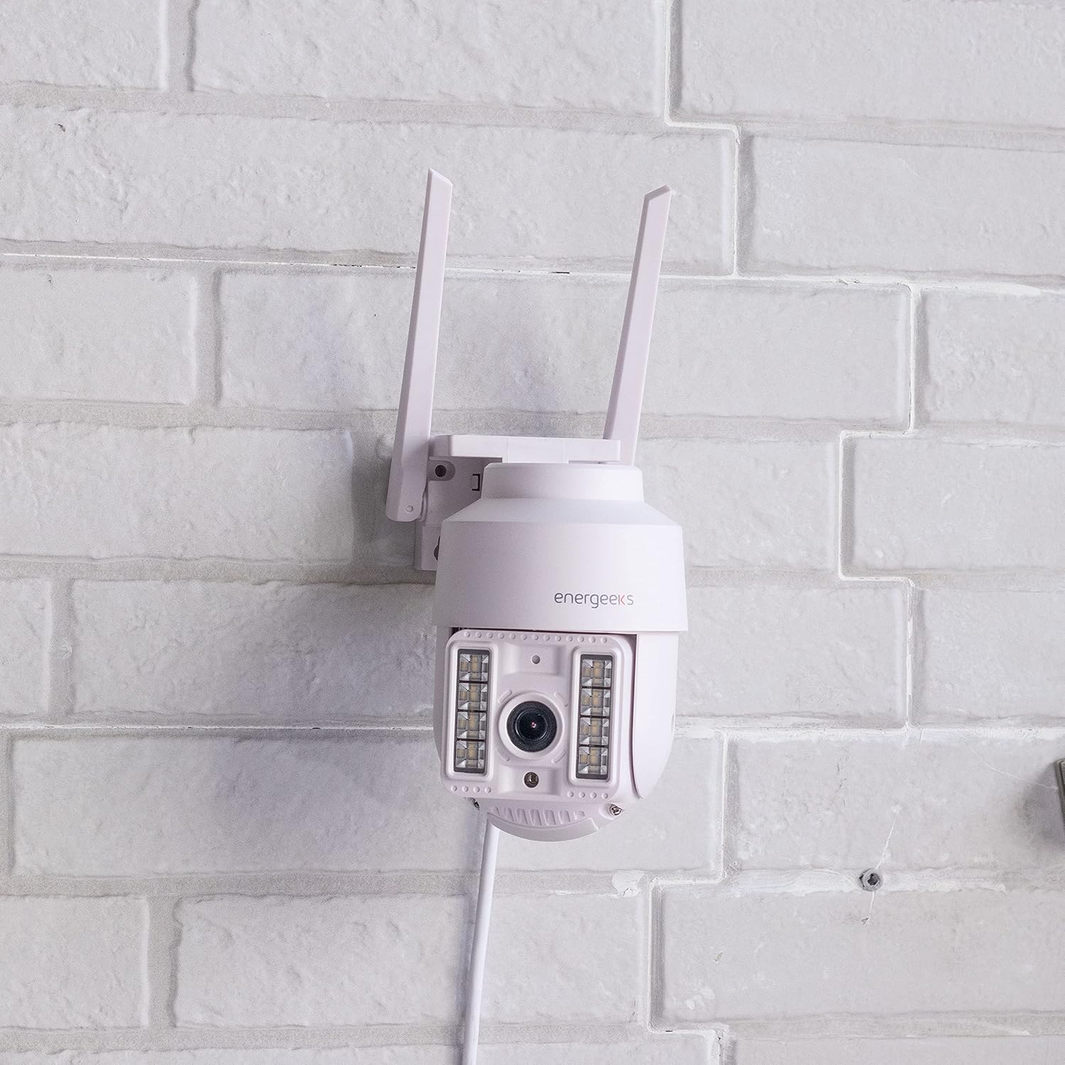 Energeeks Guardian EG-CIPEXT002 camera mounted on a brick wall