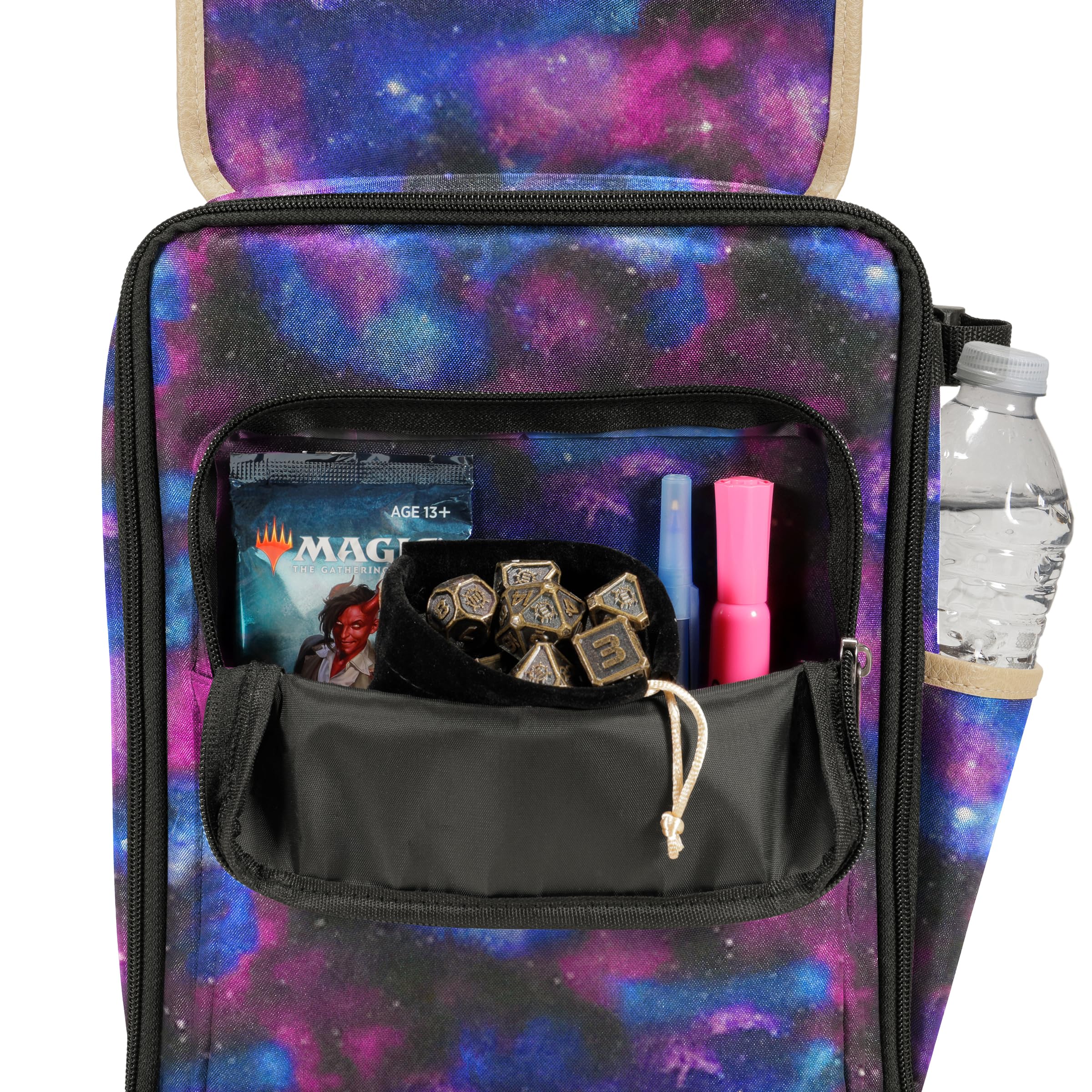 ENHANCE Edición Diseñadores Mochila Compacta MTG - Interior Personalizable, Magic the Gathering, Lorcana y mas, Bolsillo Accesorios Dados, Sobres Booster y Contadores, Bolsillo Playmat (Galaxia)