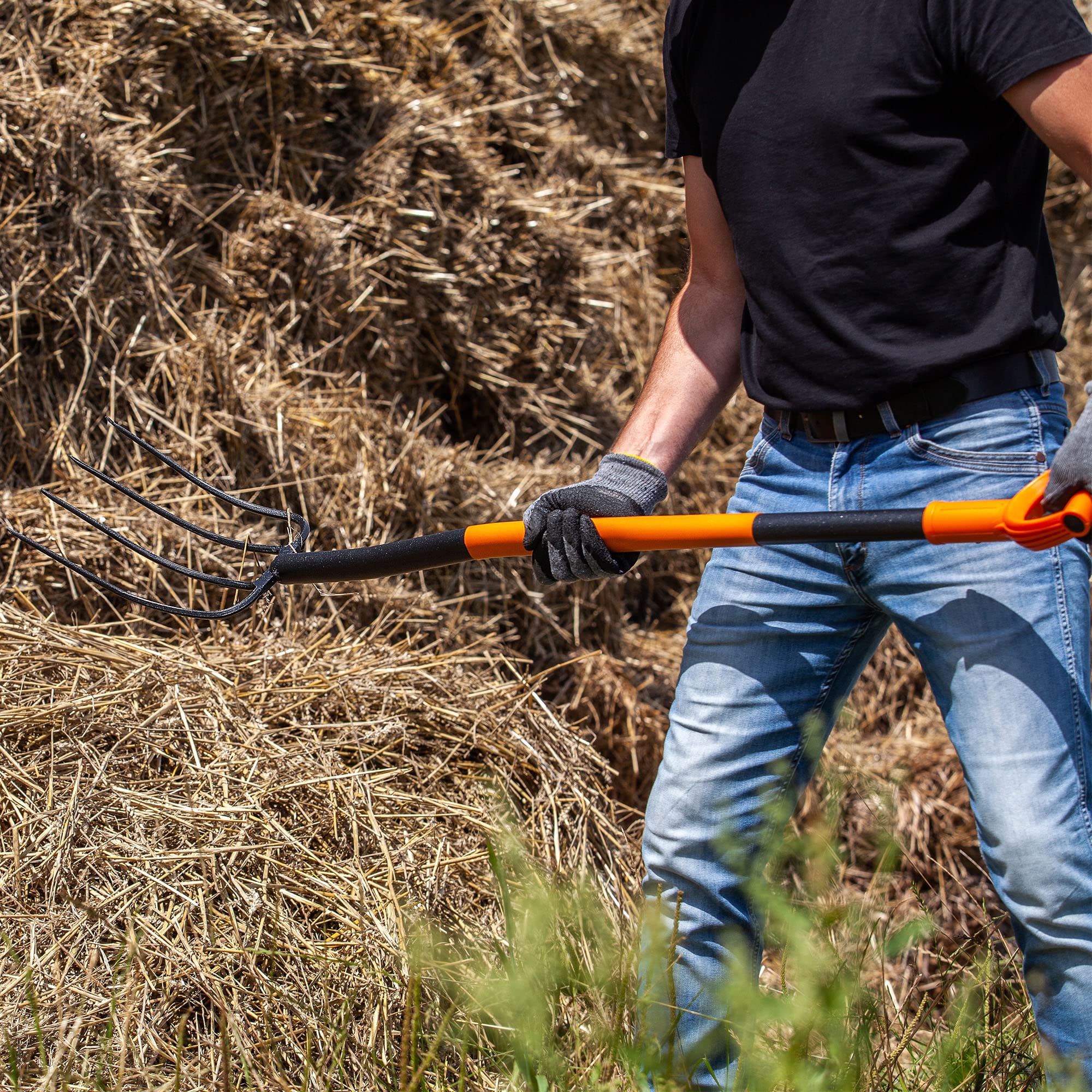 KADAX Fourche à bêcher en Acier, 132 cm de Long, Fourche à Foin, Fourche à bêcher, Fourche de Jardin Ergonomique, Fourche à fumier, Fourche avec poignée en D, Fourche de Jardin (4 Dents, Noir/Orange)
