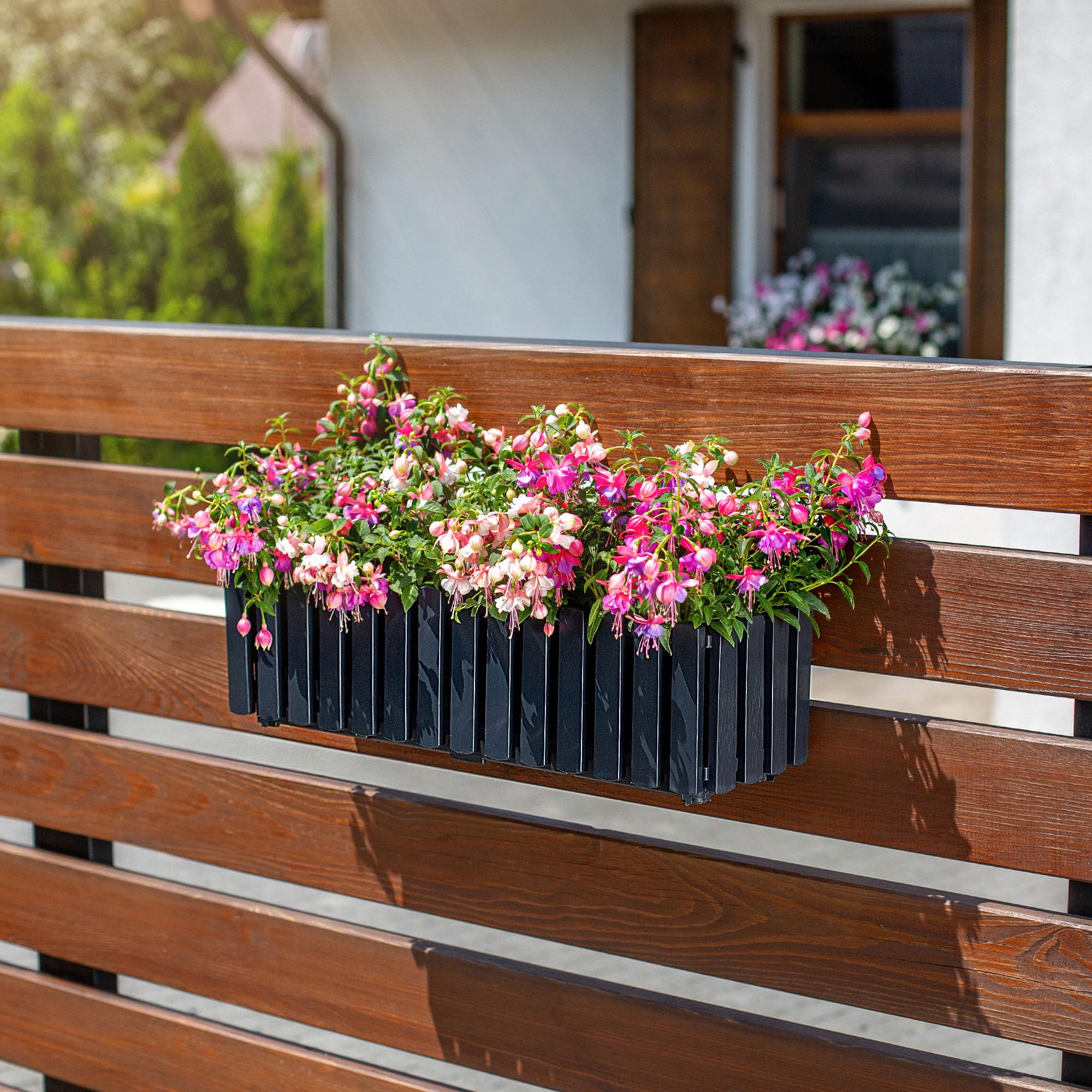 KADAX Blumenkasten, Balkontopf in 2 Größen und 4 Farbvarianten, Blumentopf in Lattenoptik, Pflanzkübel im Landhausstil, Pflanzkasten mit Gummikorken (60cm, Anthrazit)