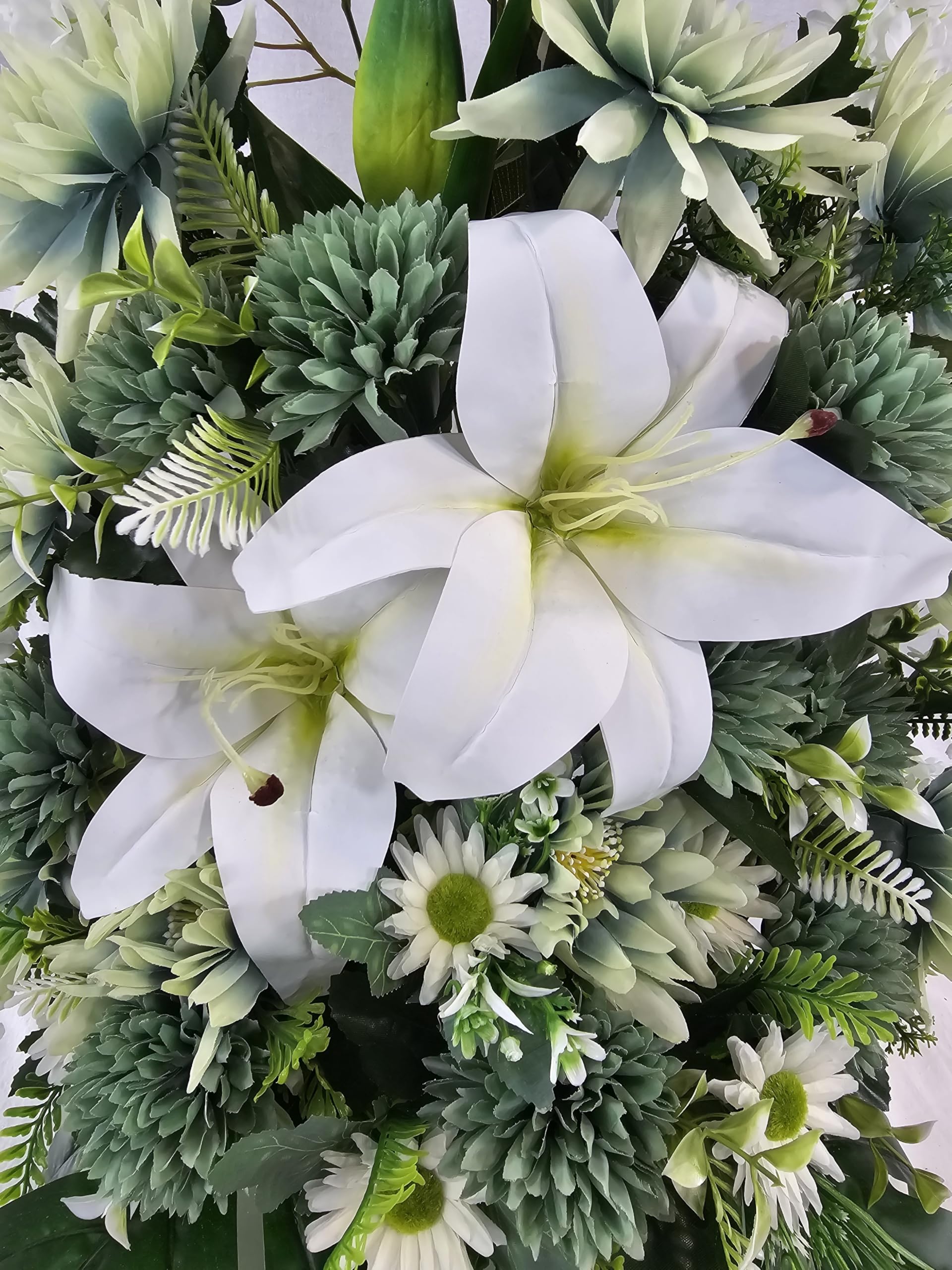 DRW Centro de Flores Artificiales Cementerio, Iglesia Bodas sepulturas Beige y Verde con liliums, Lilas, Margaritas y Pompones 60x28x64 cm