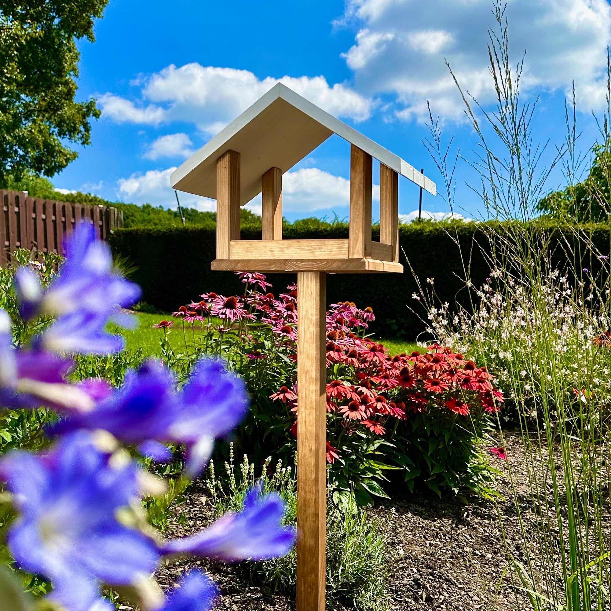 GARTENETAGE Vogelhaus mit Ständer wetterfest/massives Vogelhaus Holz mit Erdspieß/Vogelfutterhaus mit Ständer/Robustes Vogelhäuschen für Ihren Garten