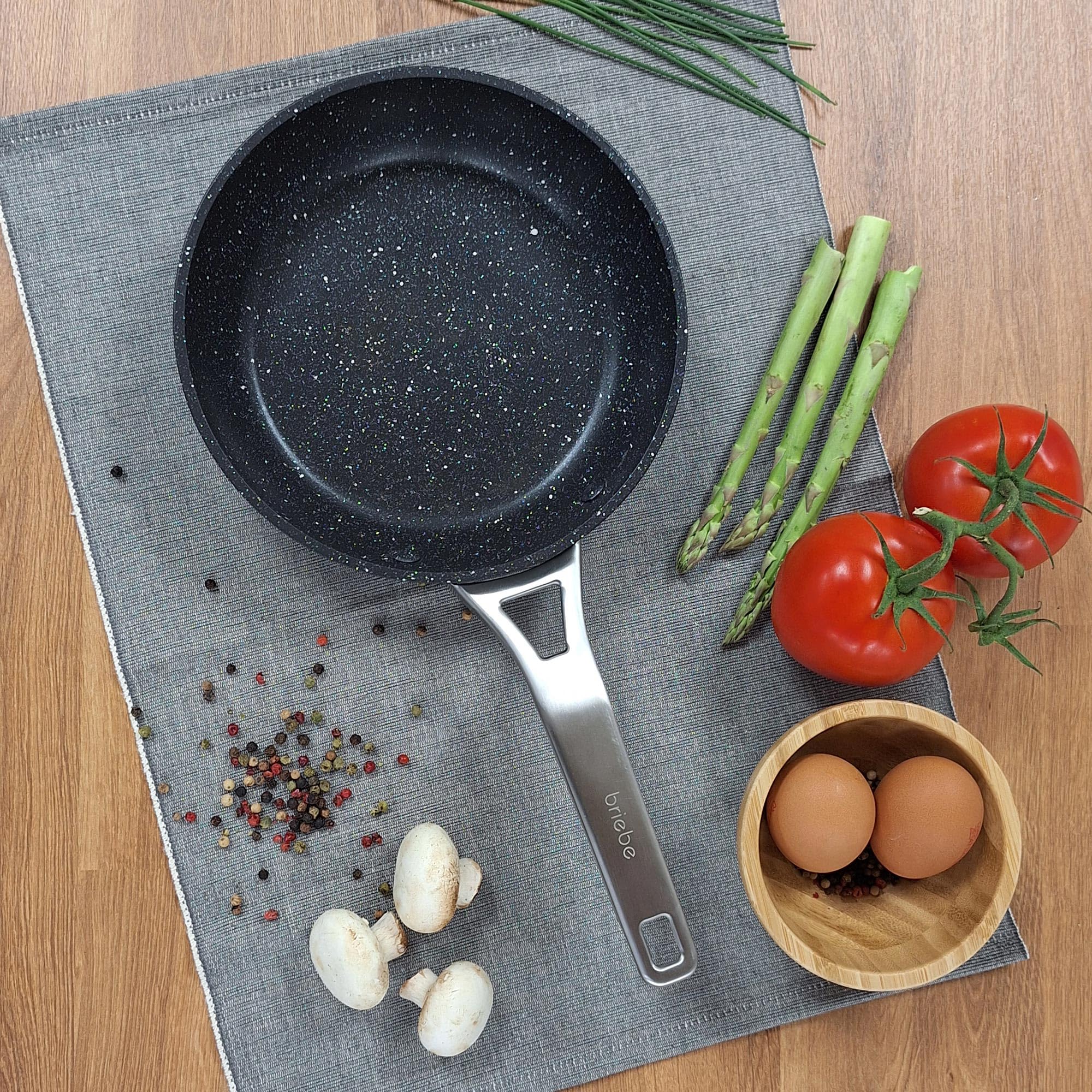 briebe Black Titanium Juego de 3 Sartenes Antiadherentes Inducción Titanio 20-24-28cm, Aluminio Forjado, Recubrimiento sin PFOA, Mango Profesional Acero Inox, Vitrocerámica, Gas, 3 Protectores