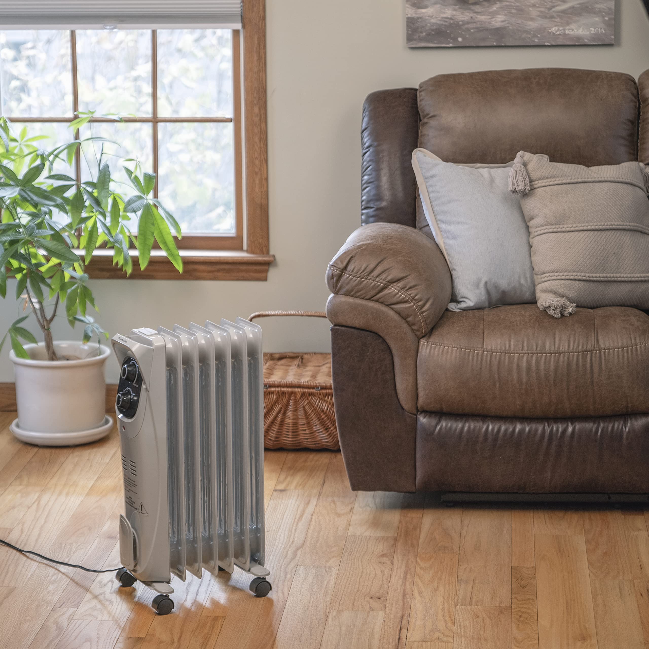 Amazon.com: Comfort Zone CZ8008N 1,500-Watt Electric Oil-Filled Radiant Radiator  Heater, Permanently Sealed, Never Refill, Adjustable Thermostat, Stay-Cool  Handle, Tip-Over Switch u0026 Overheat Protection System : Comfort Zone: Home u0026  Kitchen