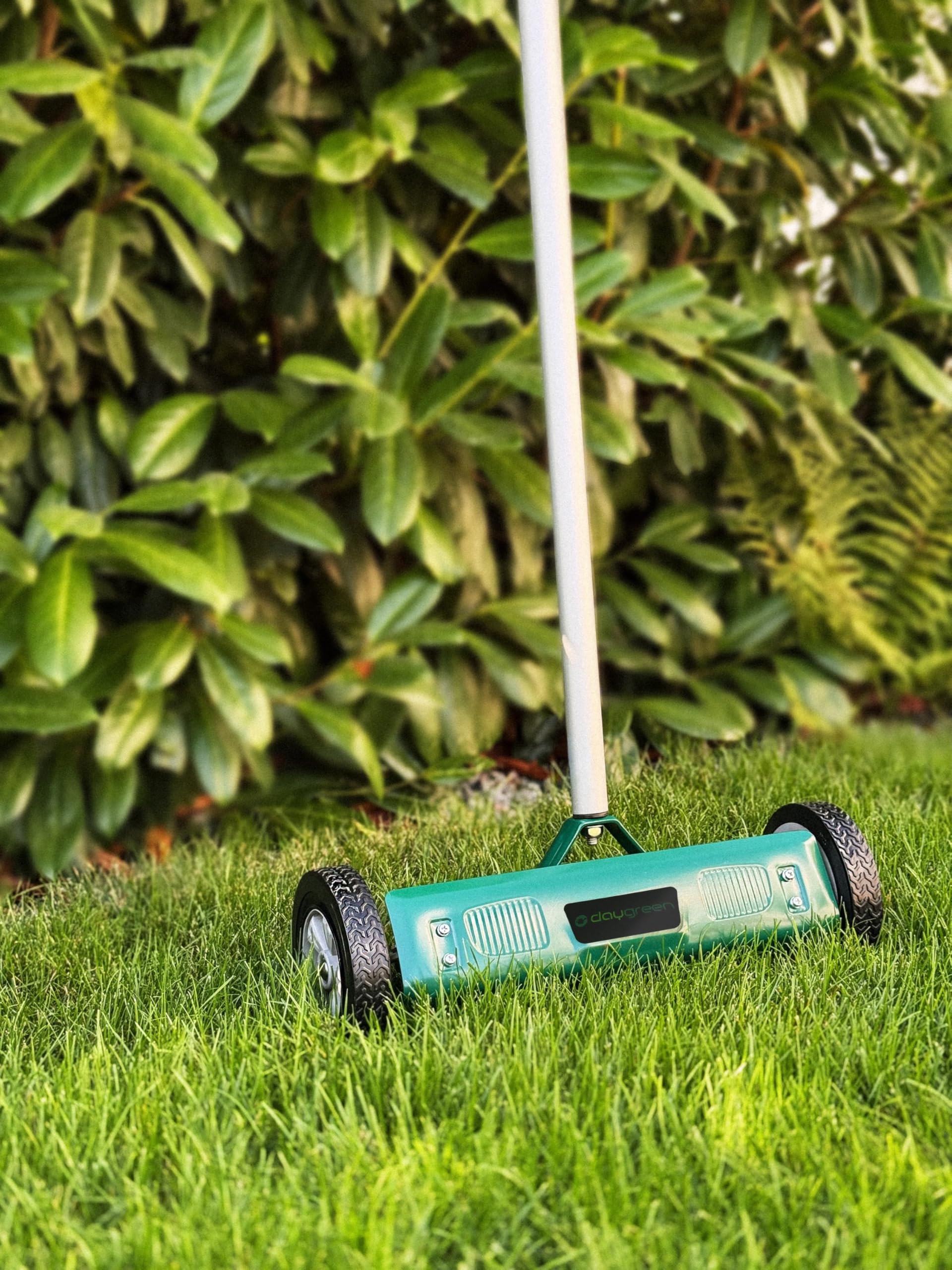 DAYGREEN Escarificador manual VT-32 | musgo y deshierbe con 11 cuchillas de acero inoxidable | 32 cm de ancho de trabajo | Ruedas suaves que protegen el césped