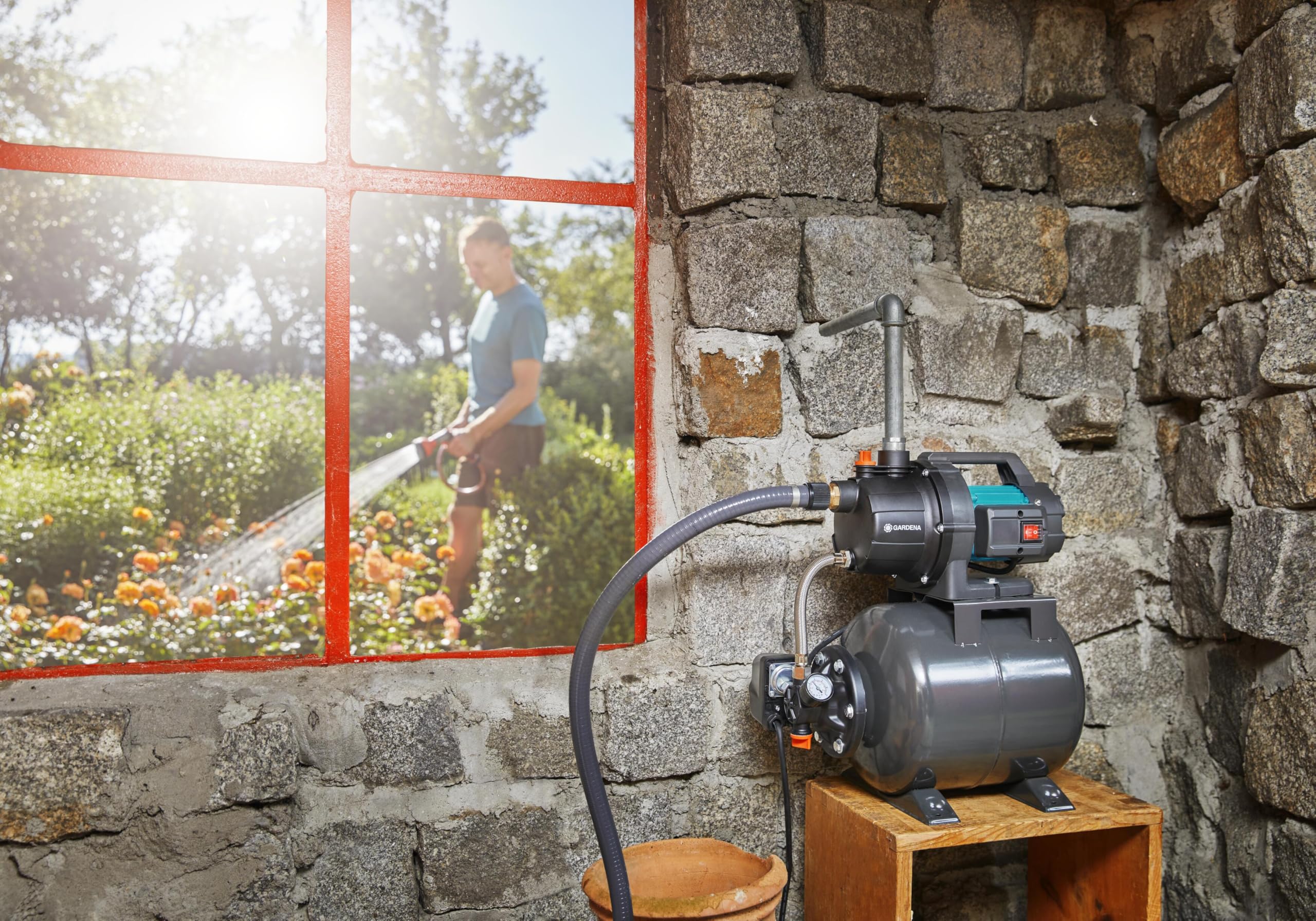 Gardena Pressure Tank Unit 3700/4: Bomba para suministro de agua doméstica con depósito de 19l, membrana de EPDM e insertos roscados de latón, caudal de 3.700 l/h, motor de 800 W (09023-20)