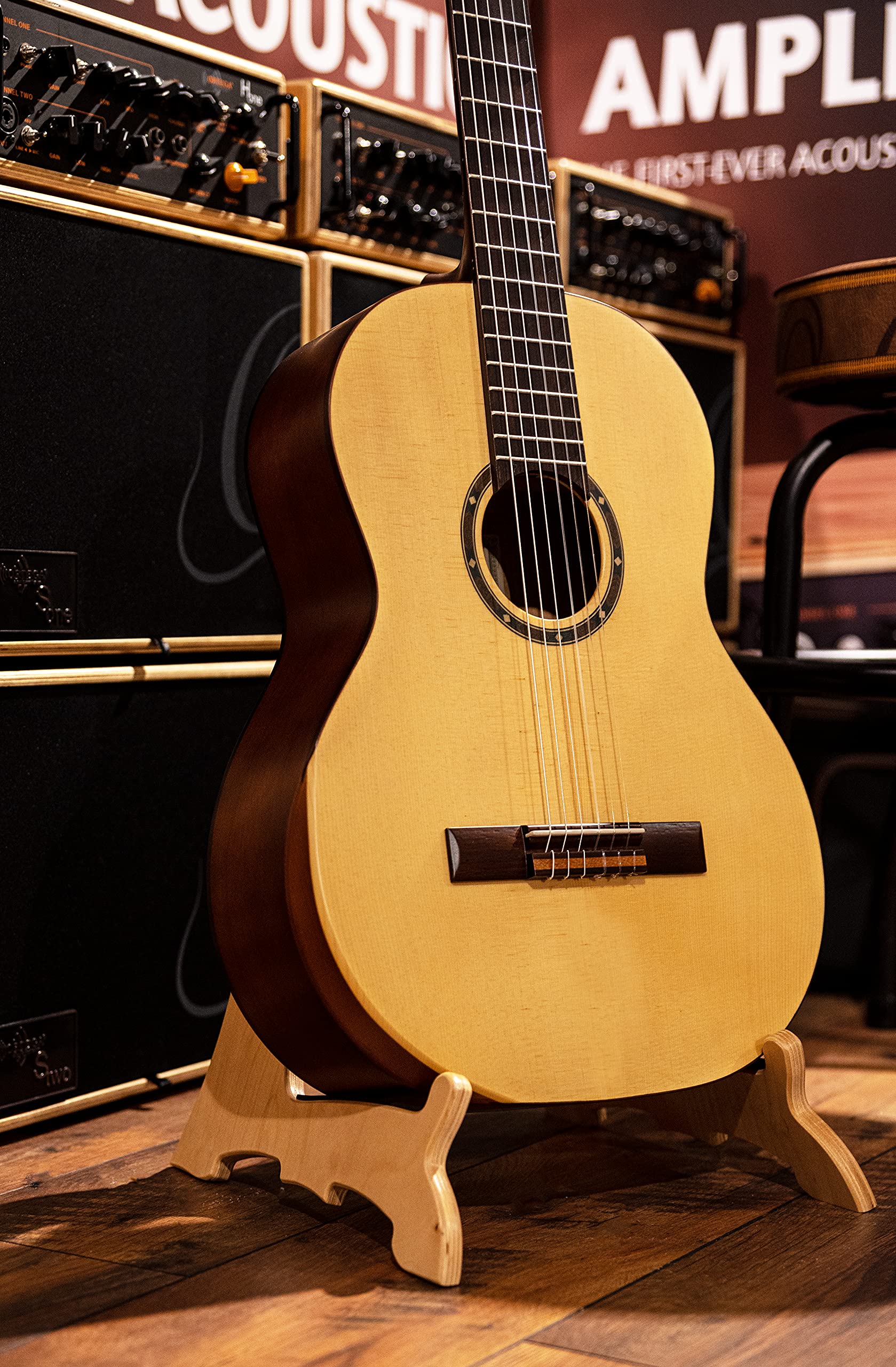 Ortega Guitars Support en bois pour guitare – pour Guitare acoustique et électrique, Basse acoustique et électrique – Bouleau, Naturel Brillant (OWGS-2)
