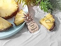 Vista 6 de Imanes de reserva la fecha para bodas. Invitación de boda cortada con láser de piña. Regalo de boda de destino hawaiano