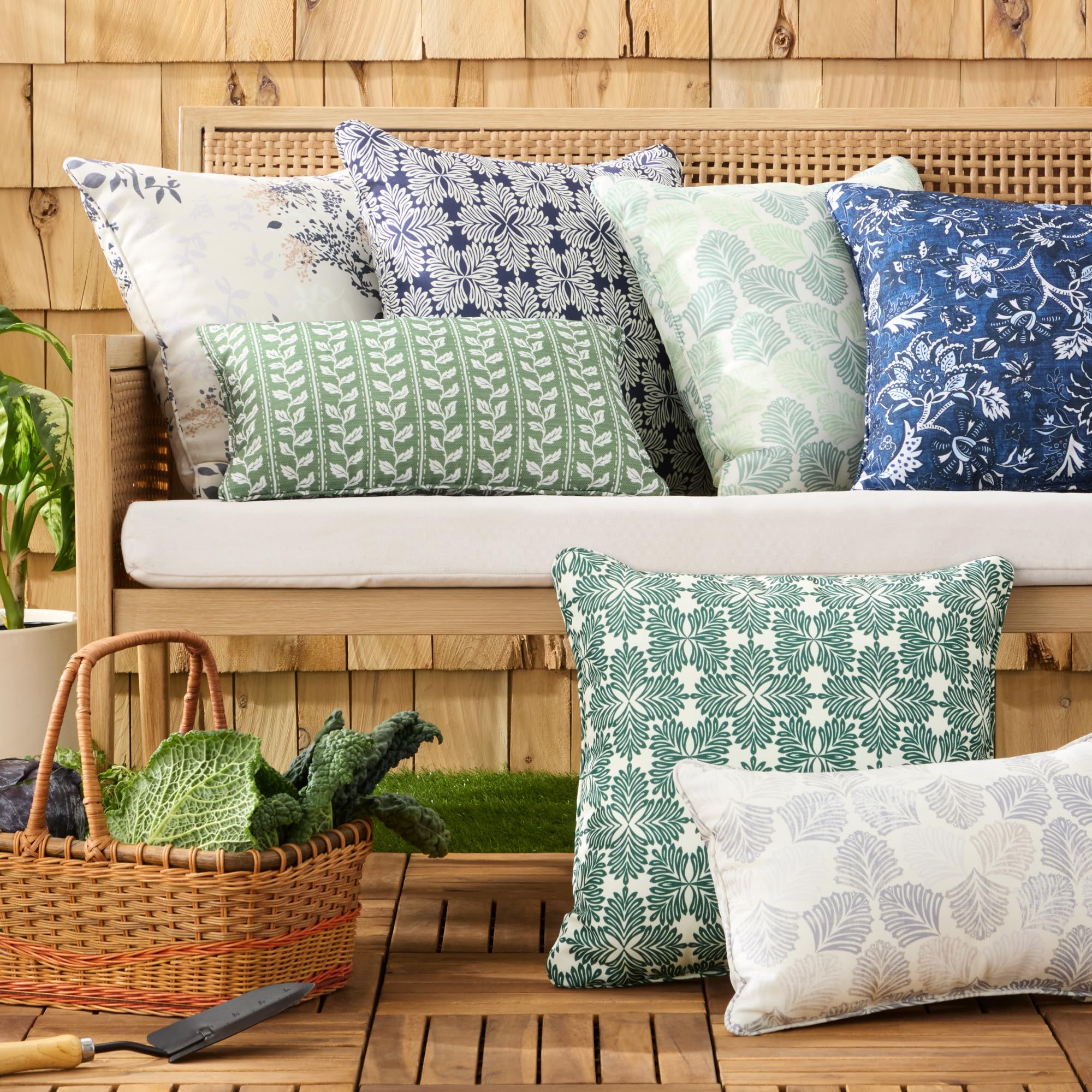 Martha Stewart Tulum - Set di 2 cuscini decorativi per interni ed esterni, resistenti allo sbiadimento UV, idrorepellenti, design moderno stampato, 28 x 45 cm, verde
